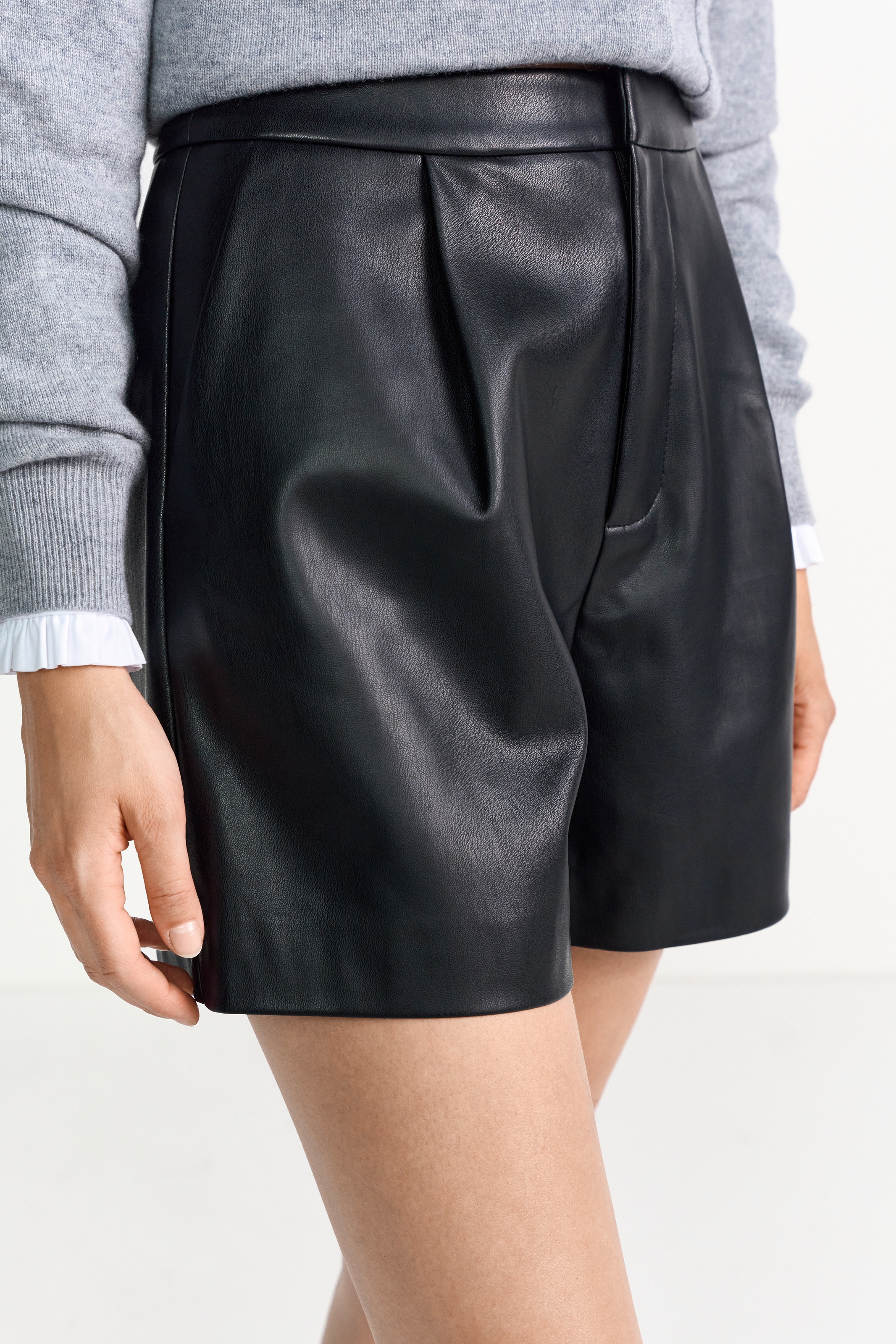 Image of RICHROYAL Shorts in Lederoptik, ausgestellter Schnitt