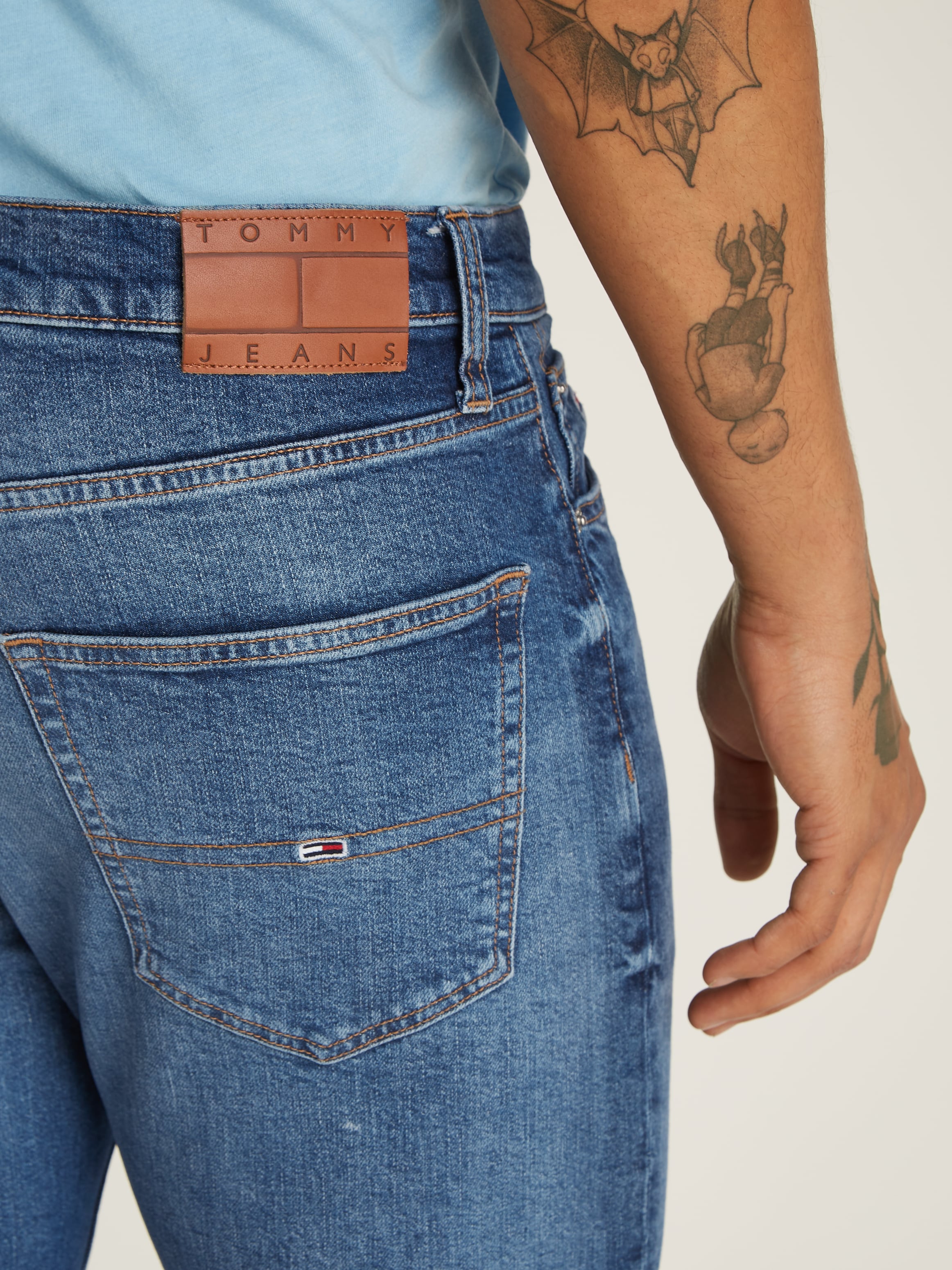 Tommy Jeans Regular-fit-Jeans »DAD JEAN RGLR TPRD«, mit Logoprägung