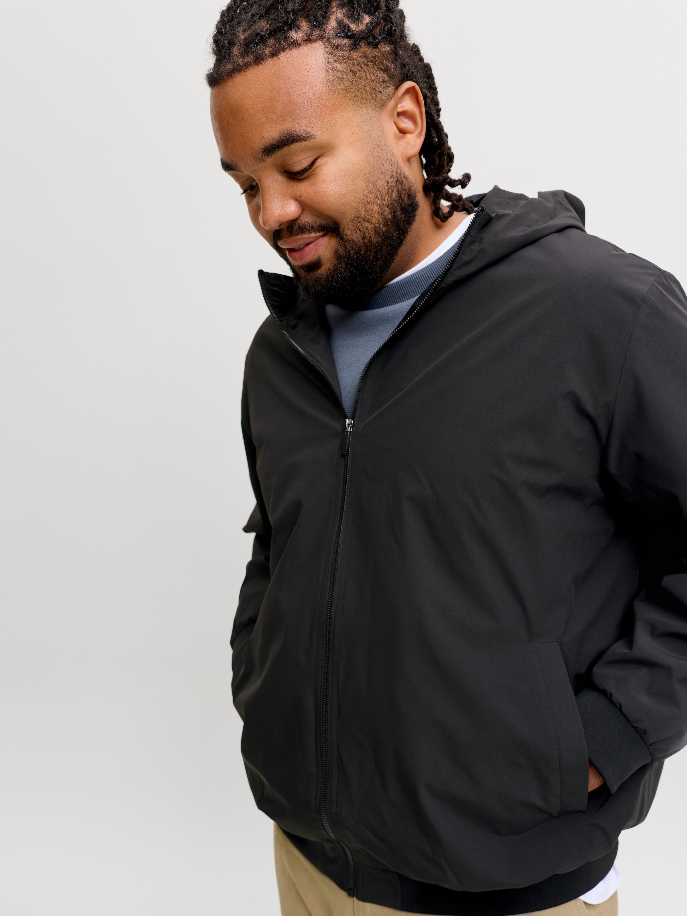 Jack & Jones PlusSize Blouson »JJECHARGE LIGHT JACKET HOOD NOOS PLS« avec capuche fibre synthétique, coupe régulière