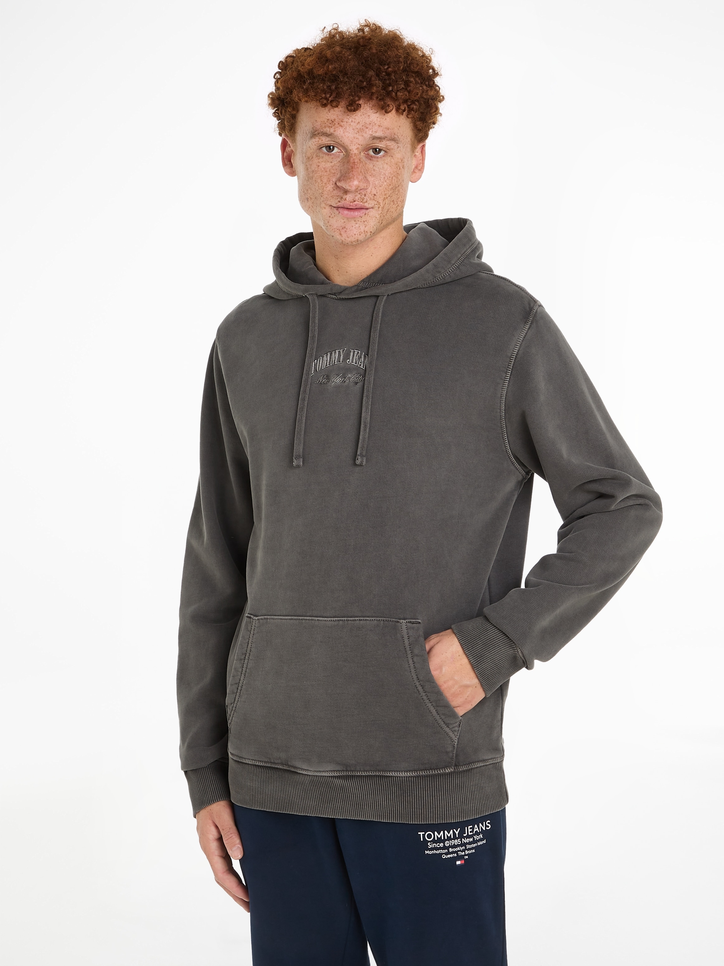 Kapuzensweatshirt »TJM REG ARCH VARSITY HOODIE«, mit Tommy Jeans Stickerei auf der Brust