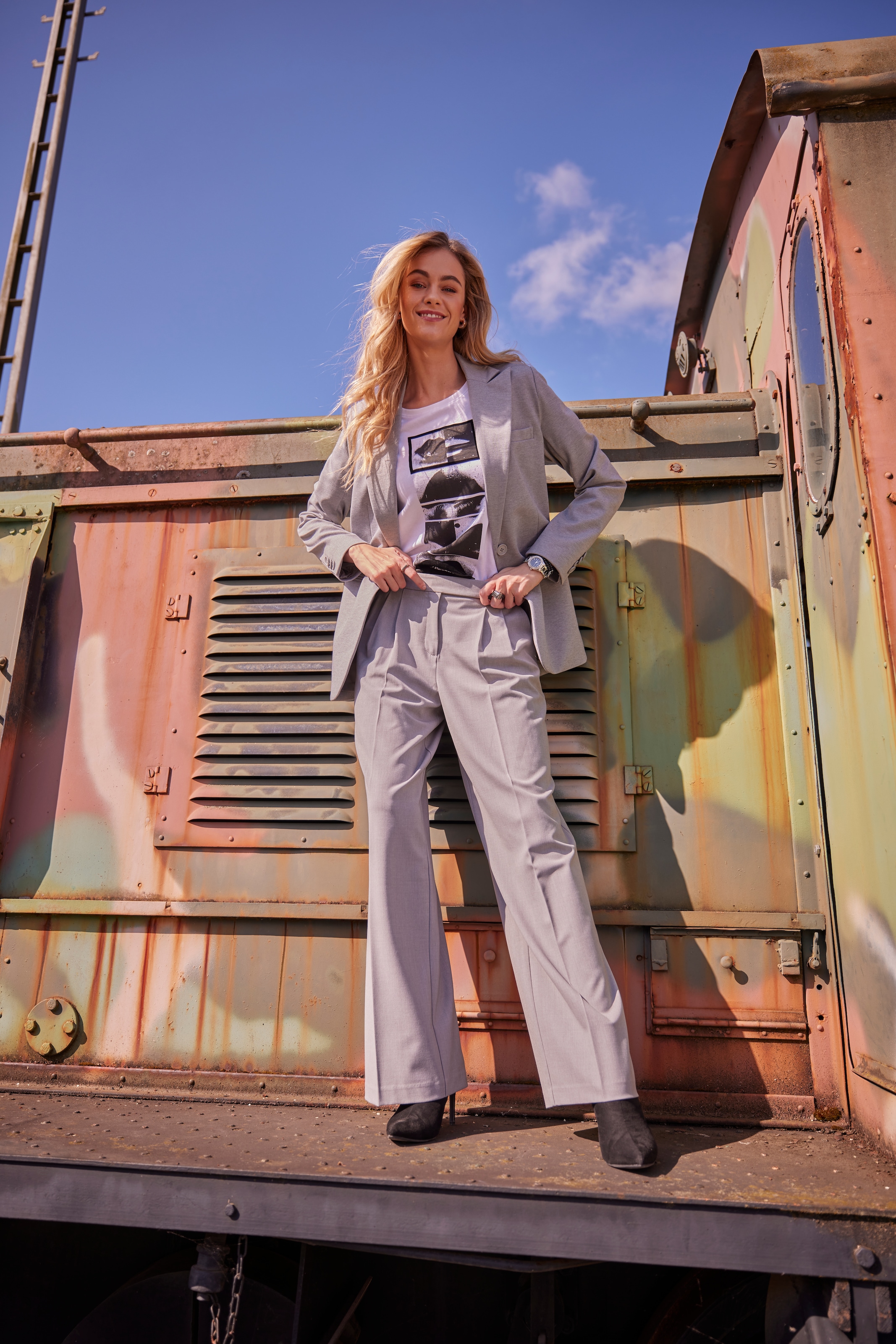 Aniston CASUAL T-Shirt, mit Samt verziertem, extravaganten Frontdruck - NEUE KOLLEKTION
