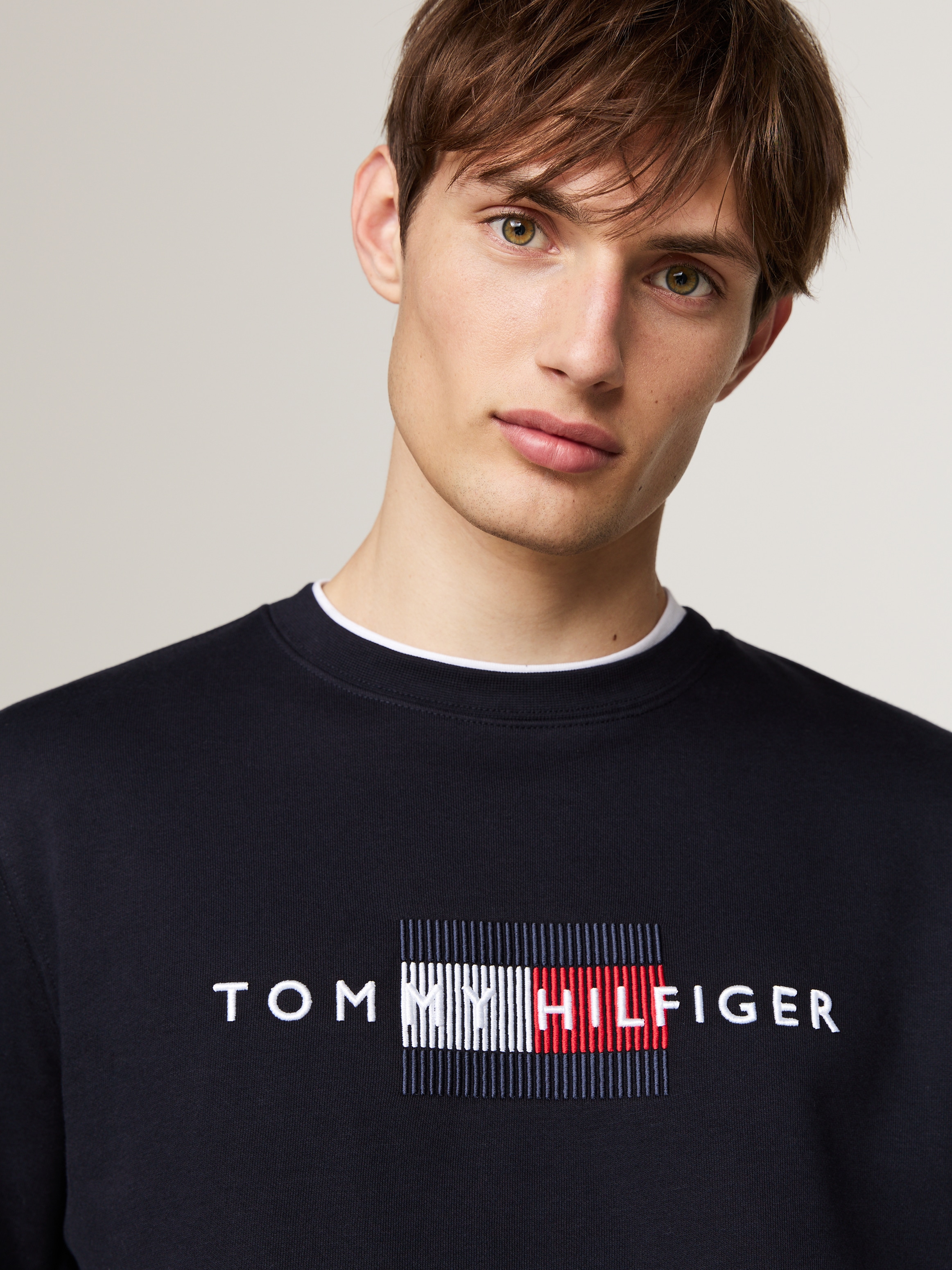 Tommy Hilfiger Sweatshirt »HILFIGER FLAG EMBRO SWEATSHIRT«, mehrfarbige Stickerei auf der Brust