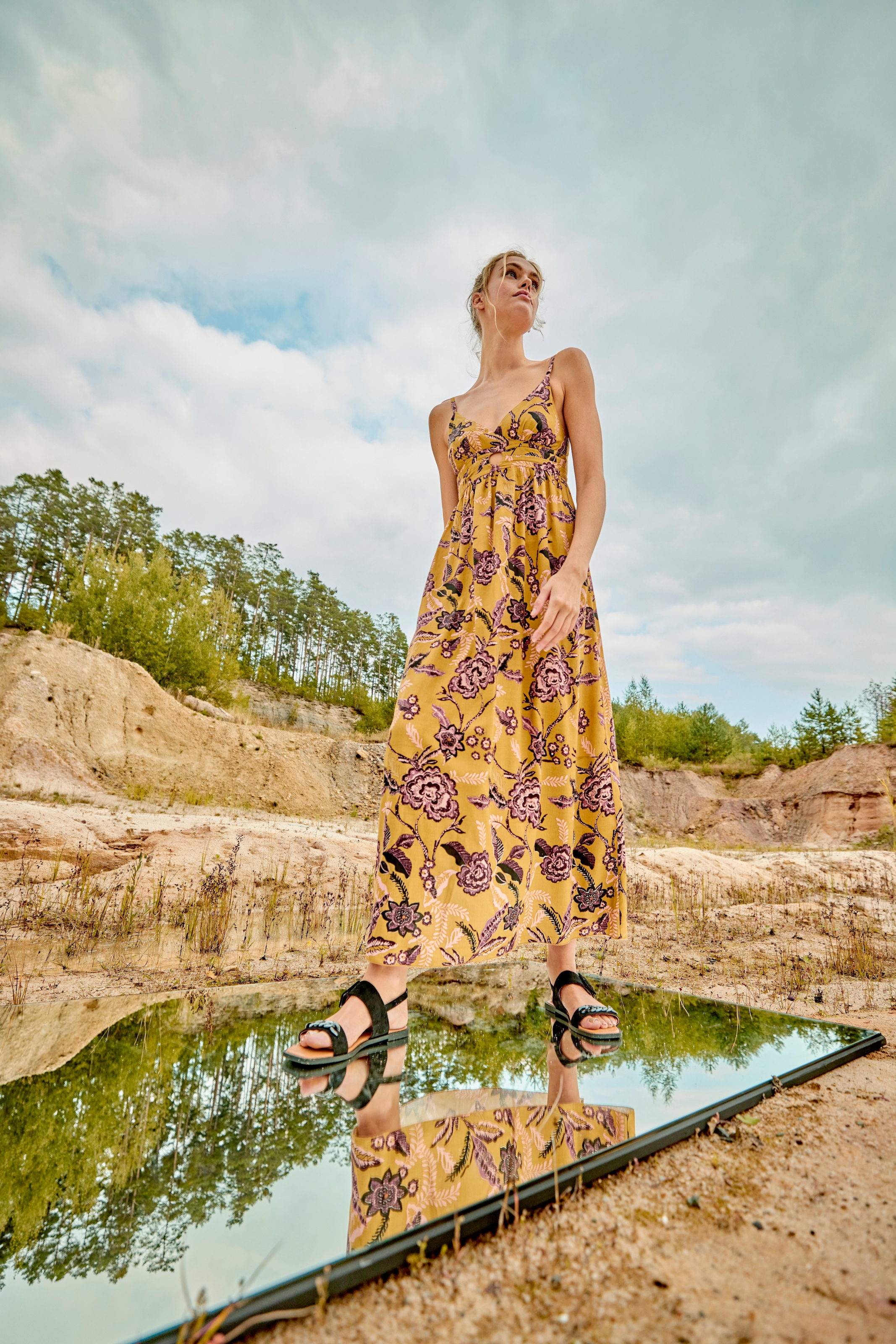 Aniston CASUAL Sommerkleid, mit farbharmonischen, grossflächigen Blumendruck