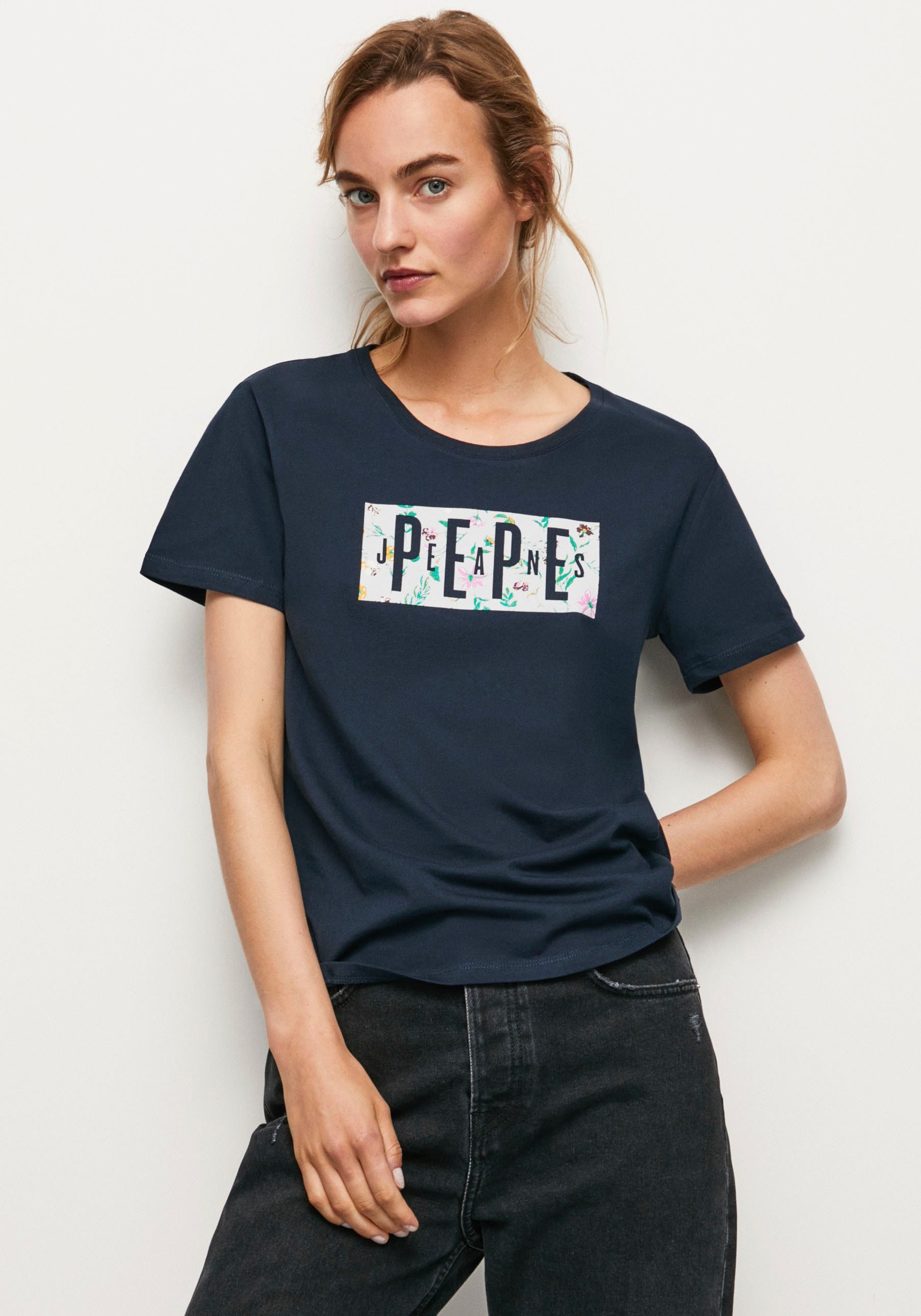 T-Shirt »PATSY«, in figurbetonter Passform und mit tollem markentypischem Frontprint