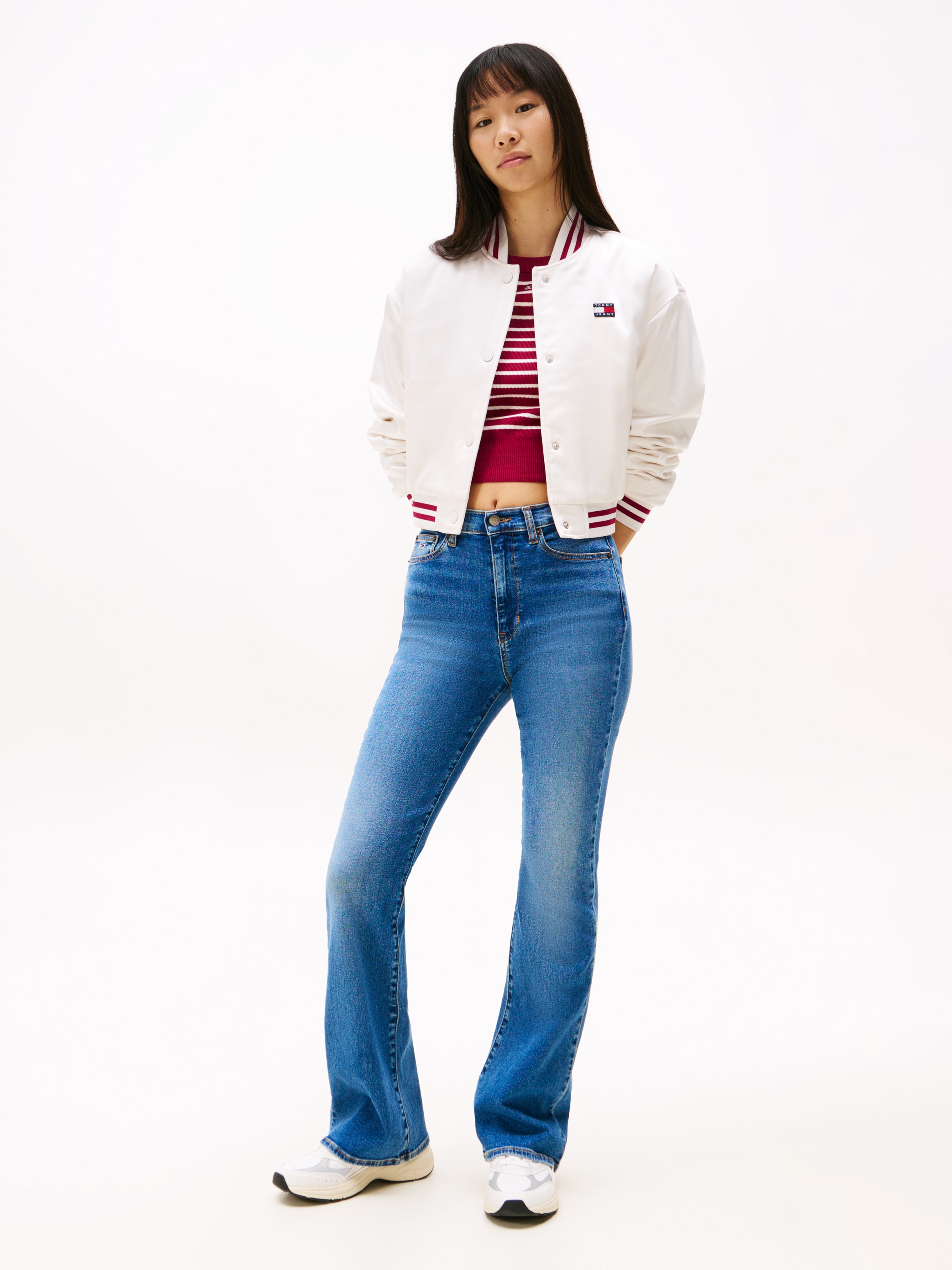 Tommy Jeans Bootcut-Jeans »SYLVIA HGH FLR«, Weite Beinform und Logo Stickerei auf der Gesässtasche