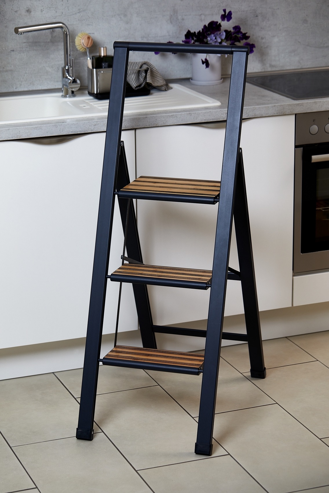 WENKO Escabeau »Modell Alu-Design« rutschsichere XXL-Stufen, robustes Aluminium in Kombination mit Bambus