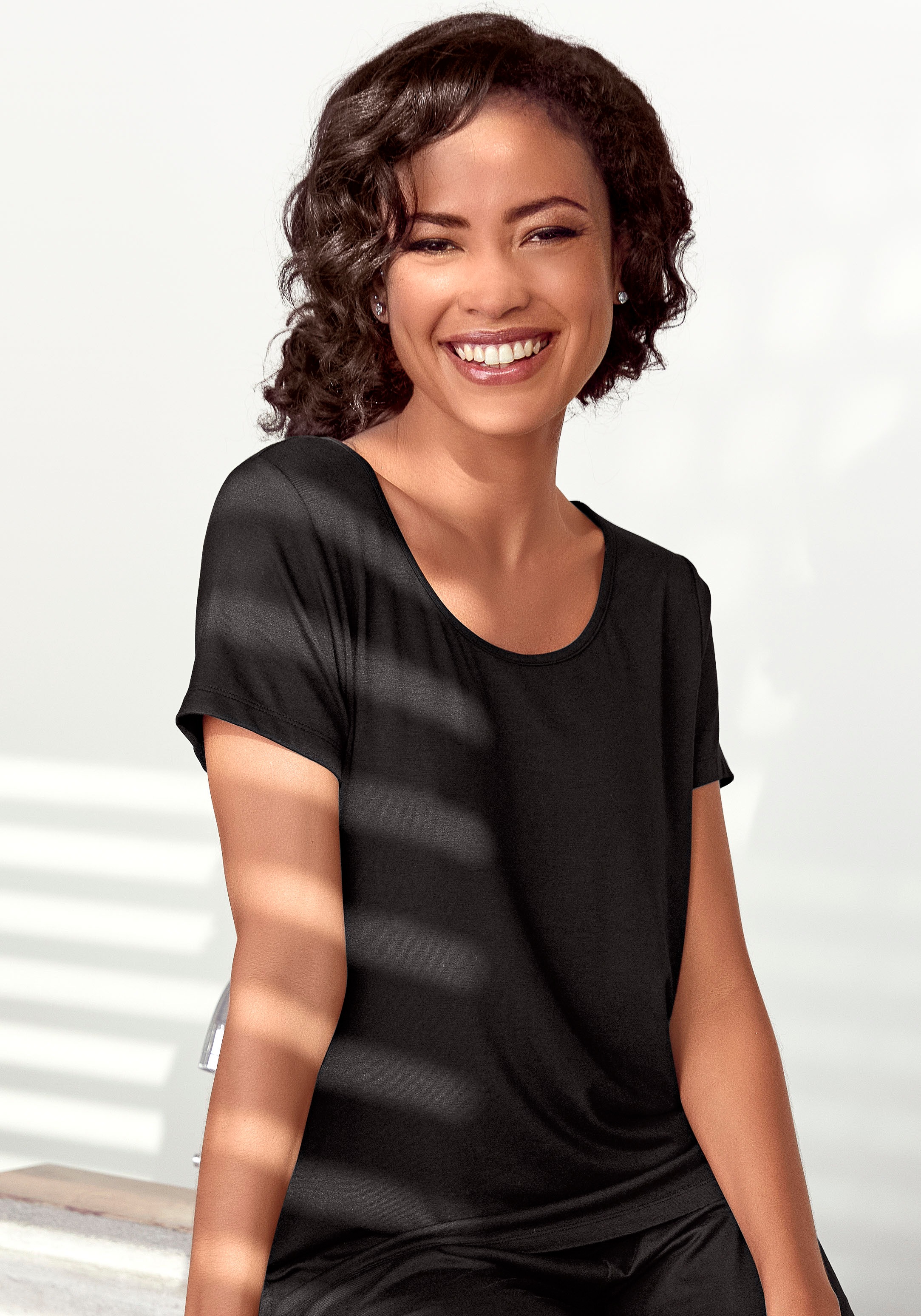 Image of LASCANA Pyjamaoberteil, mit Spitzeneinsatz am Rücken bei Ackermann Versand Schweiz