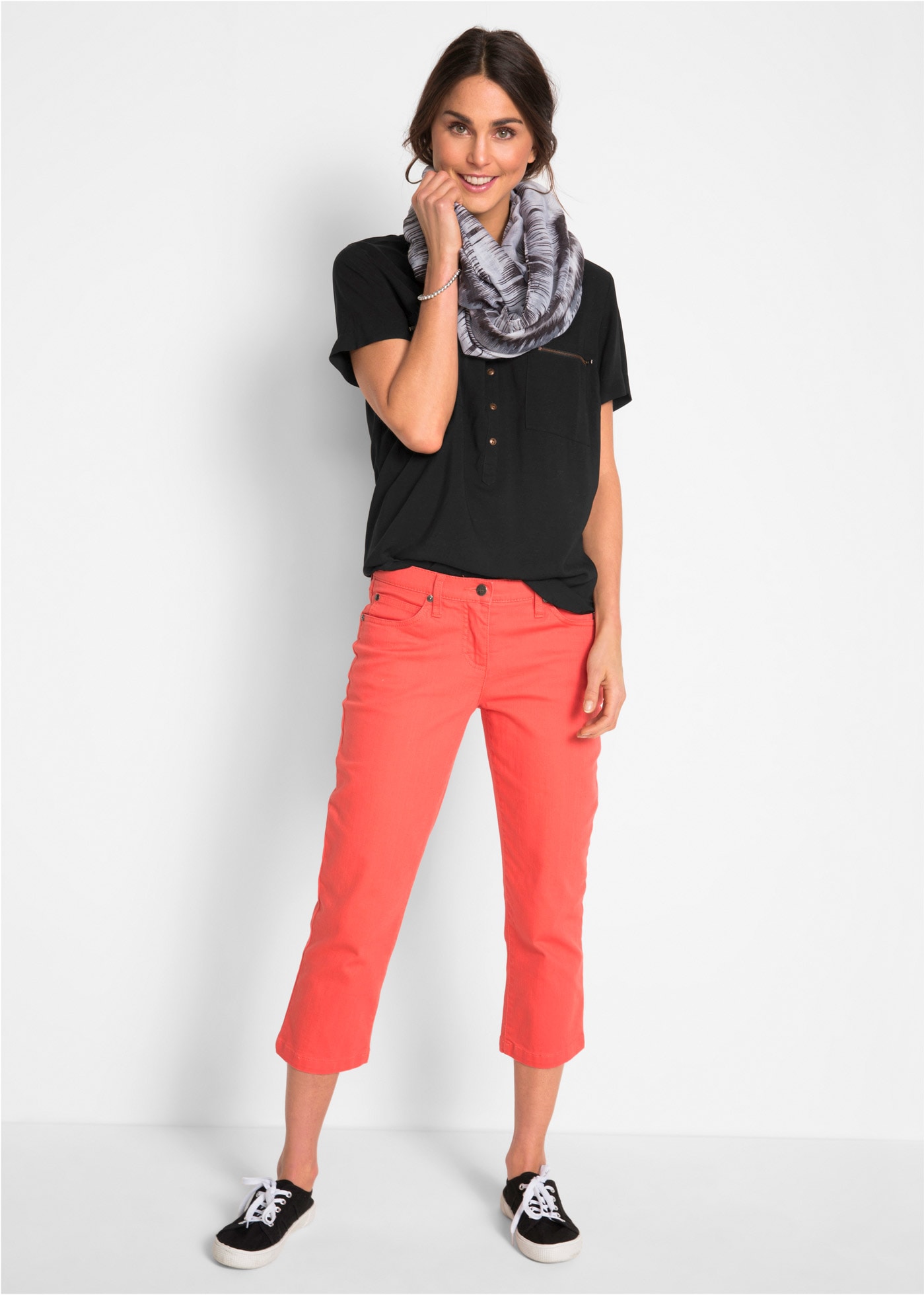 bonprix Blouse à manches courtes mit kurzem Arm, aus Viskose, mit V-Ausschnitt, lockere Passform