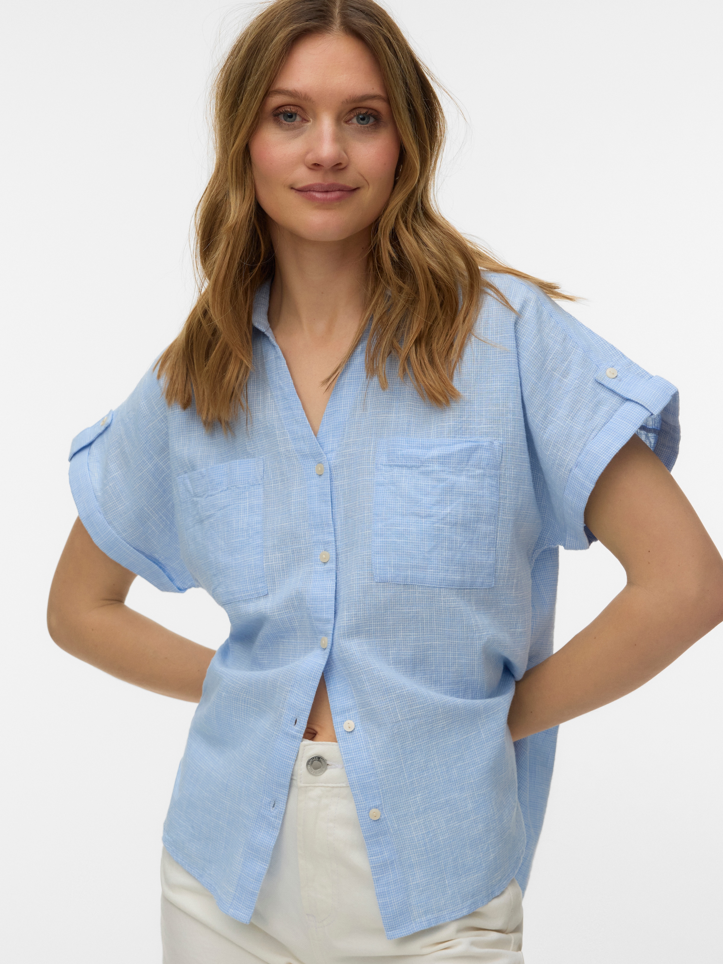 Image of Vero Moda Kurzarmbluse "VMTHILDE SS SHIRT WVN NOOS" Baumwolle, Kurzarm mit Riegel, hinten etwas länger als vorn