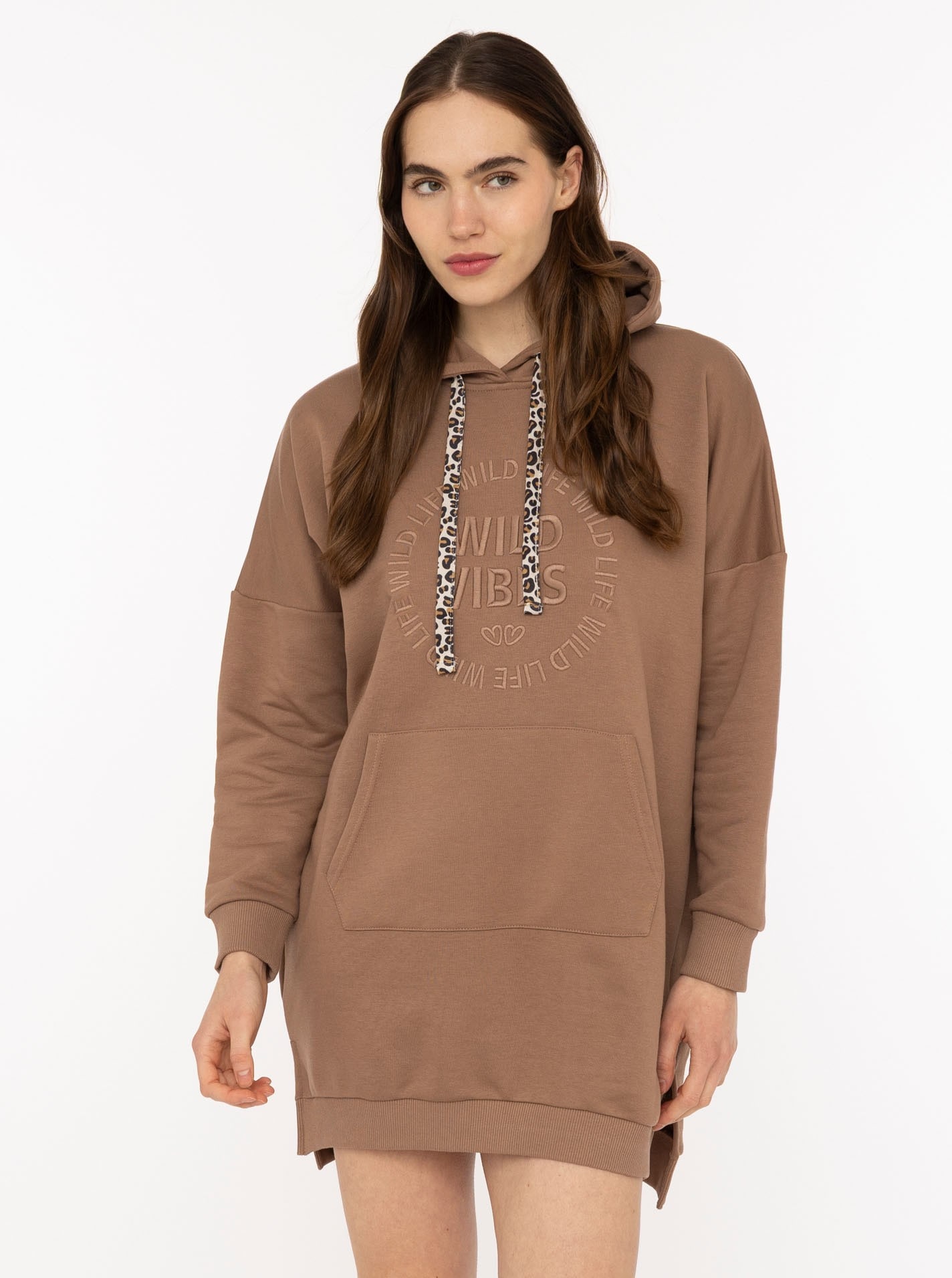 Image of Zwillingsherz Sweatkleid ""Wild Vibes"" Kängurutasche praktische Fronttaschen, Leo-Kordel, tonale Stickerei