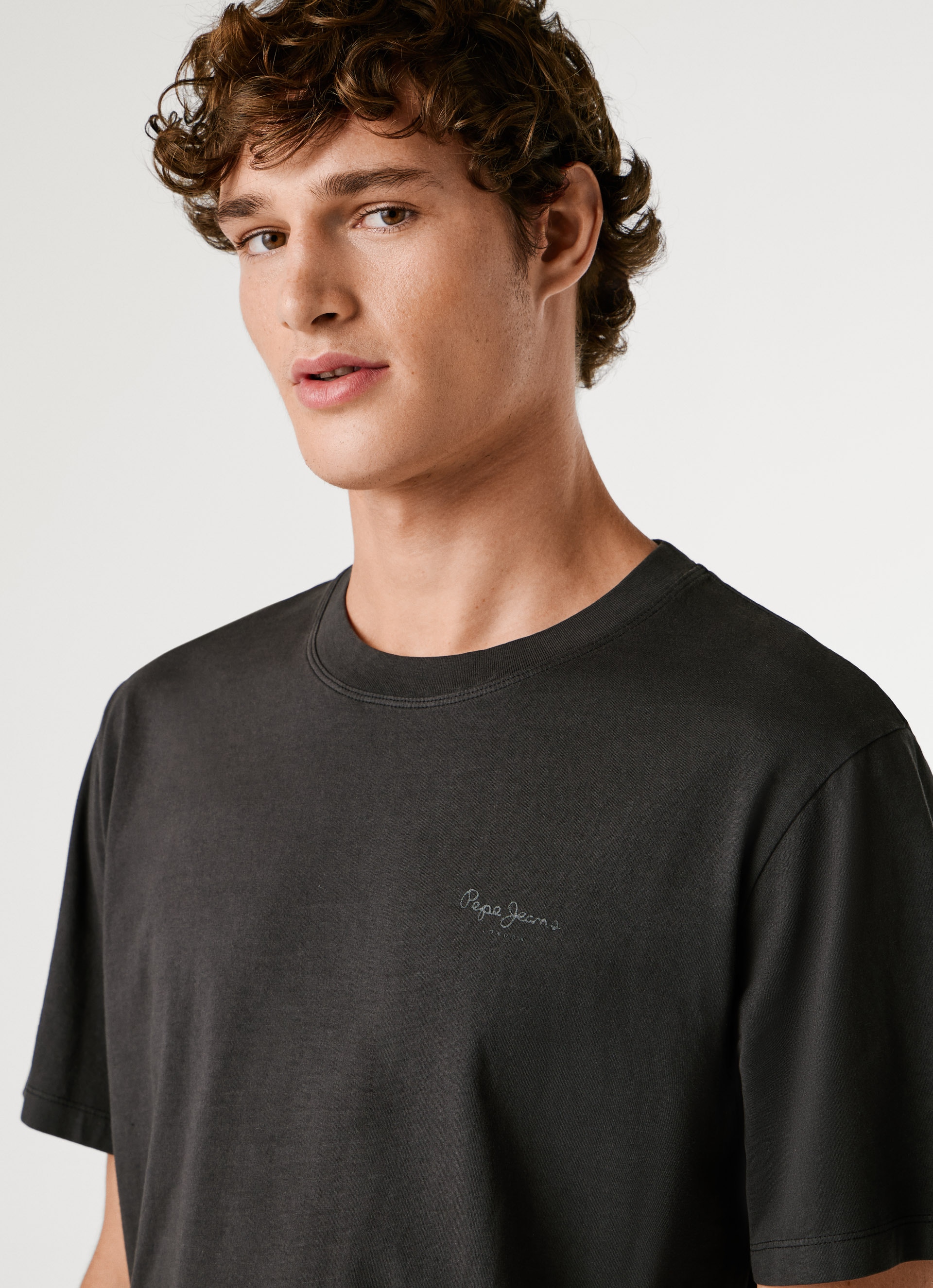 Pepe Jeans T-shirt »JACKO« mit kleinem Ton-in-Ton Logoschriftzug