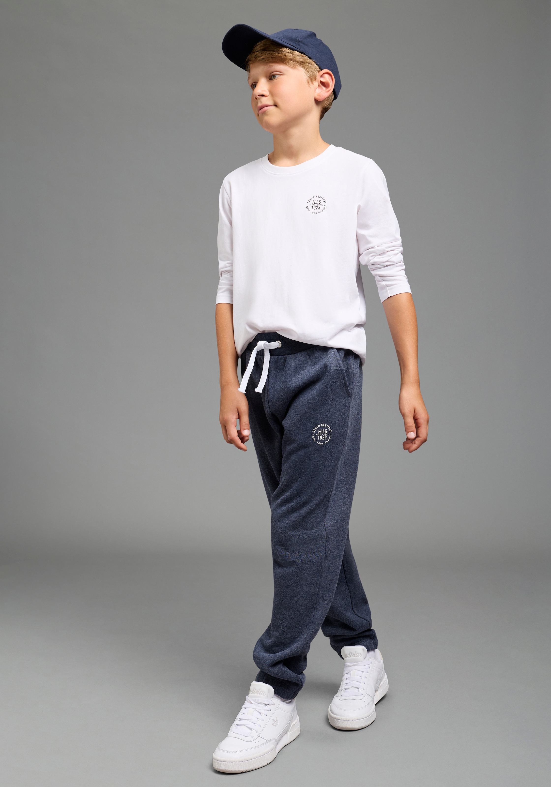 H.I.S Pantalon sweat »Basic Sweatshose, Jogginghose für Jungen«  pour TEENS. pantalon sweat avec petit badge