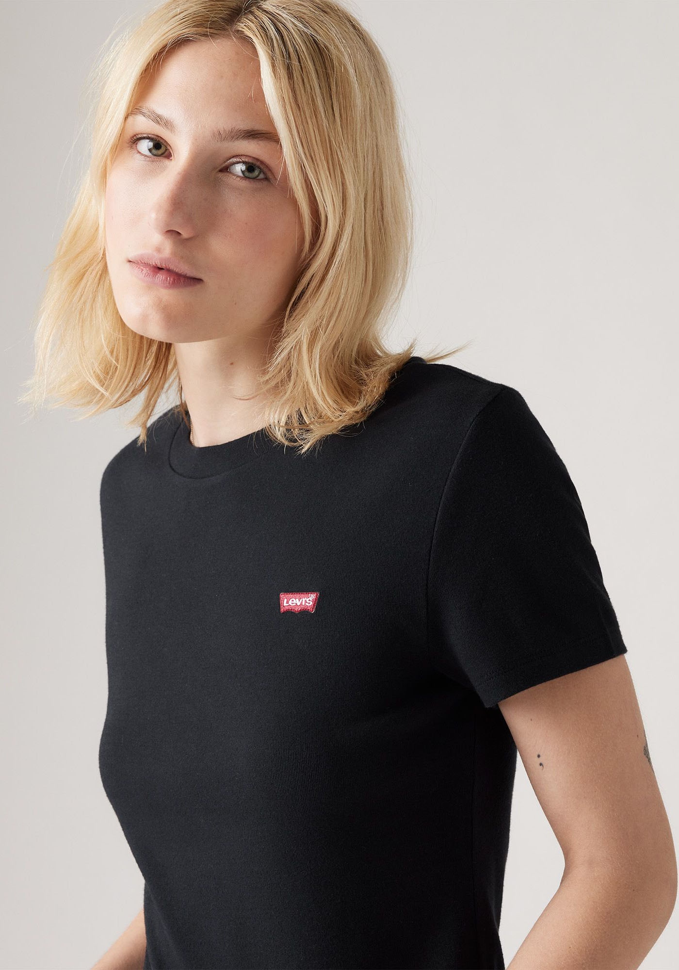 Levi's® T-Shirt »ESSENTIAL HM SS TEE«, Taillierter Schnitt