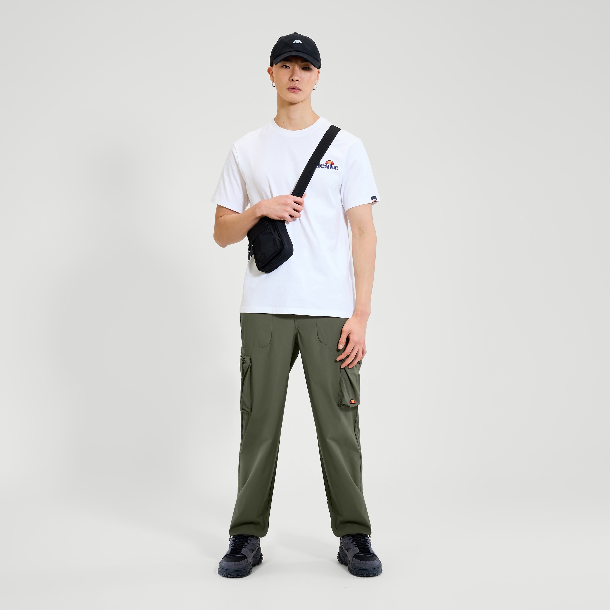 Ellesse Pantalon cargo »SQUADRON CARGO PANT«  avec poches cargo, matériau déperlant, coupe ample aux jambes