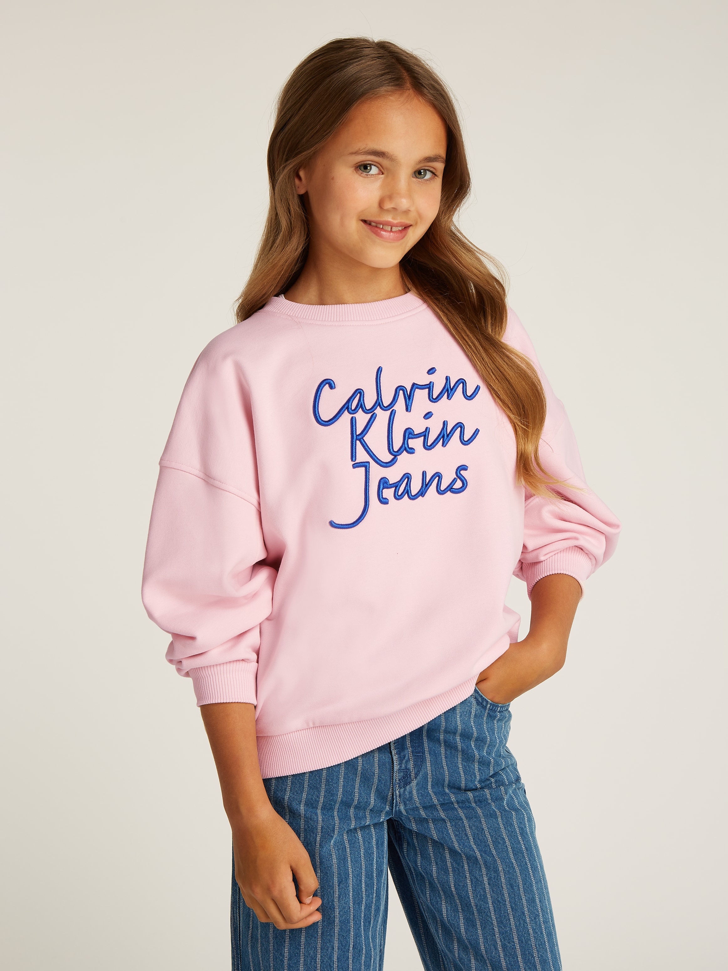 Calvin Klein Jeans Sweatshirt »HANDW LOGO EMBR CN SWEATSHIRT«, für Kinder bis 16 Jahre mit Logostickerei