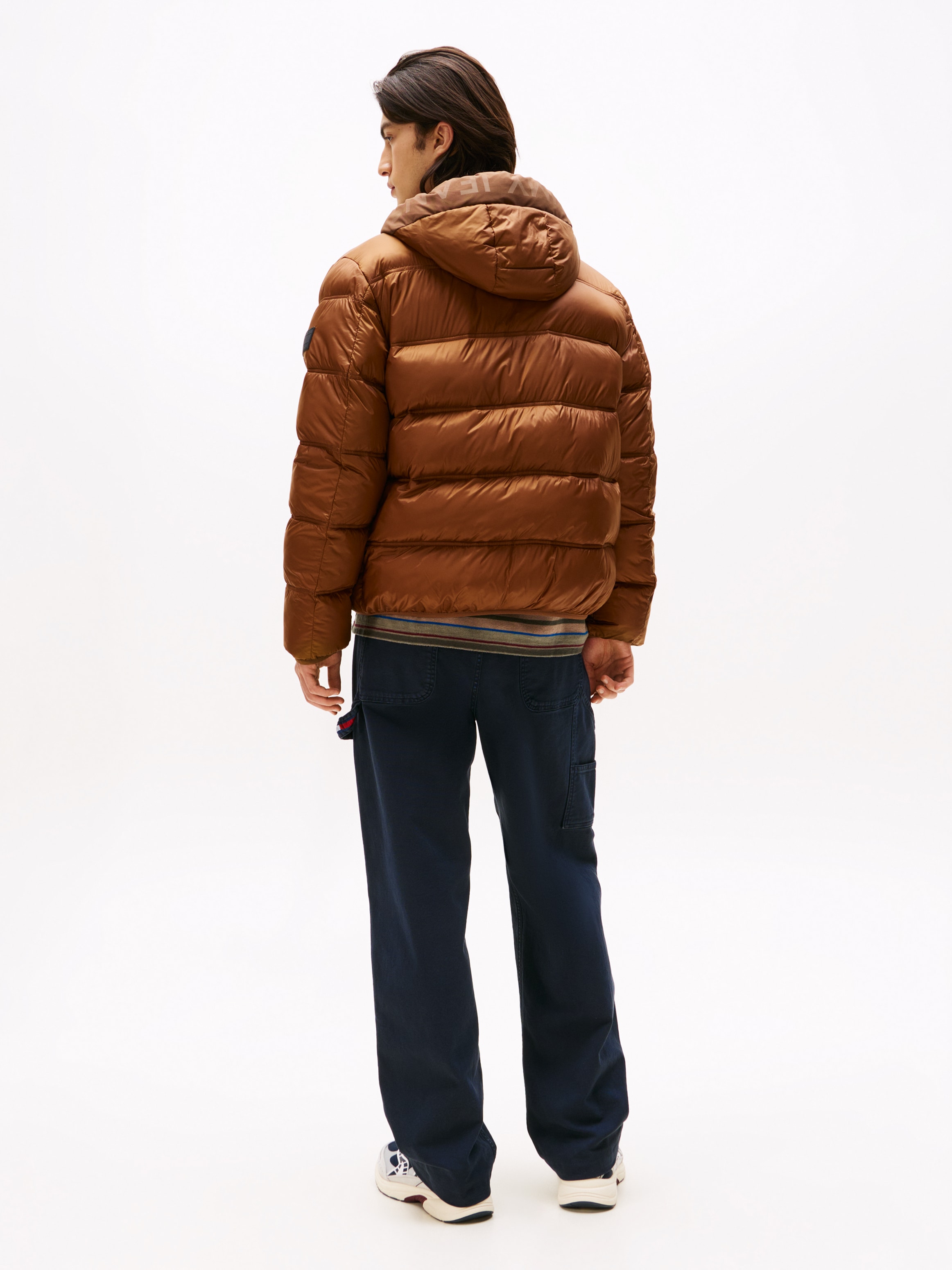Tommy Jeans Steppjacke »HOODED LOGO PUFFER«, mit Kapuze, Daunenjacke, Übergangsjacke Regular fit mit Rundhalsausschnitt
