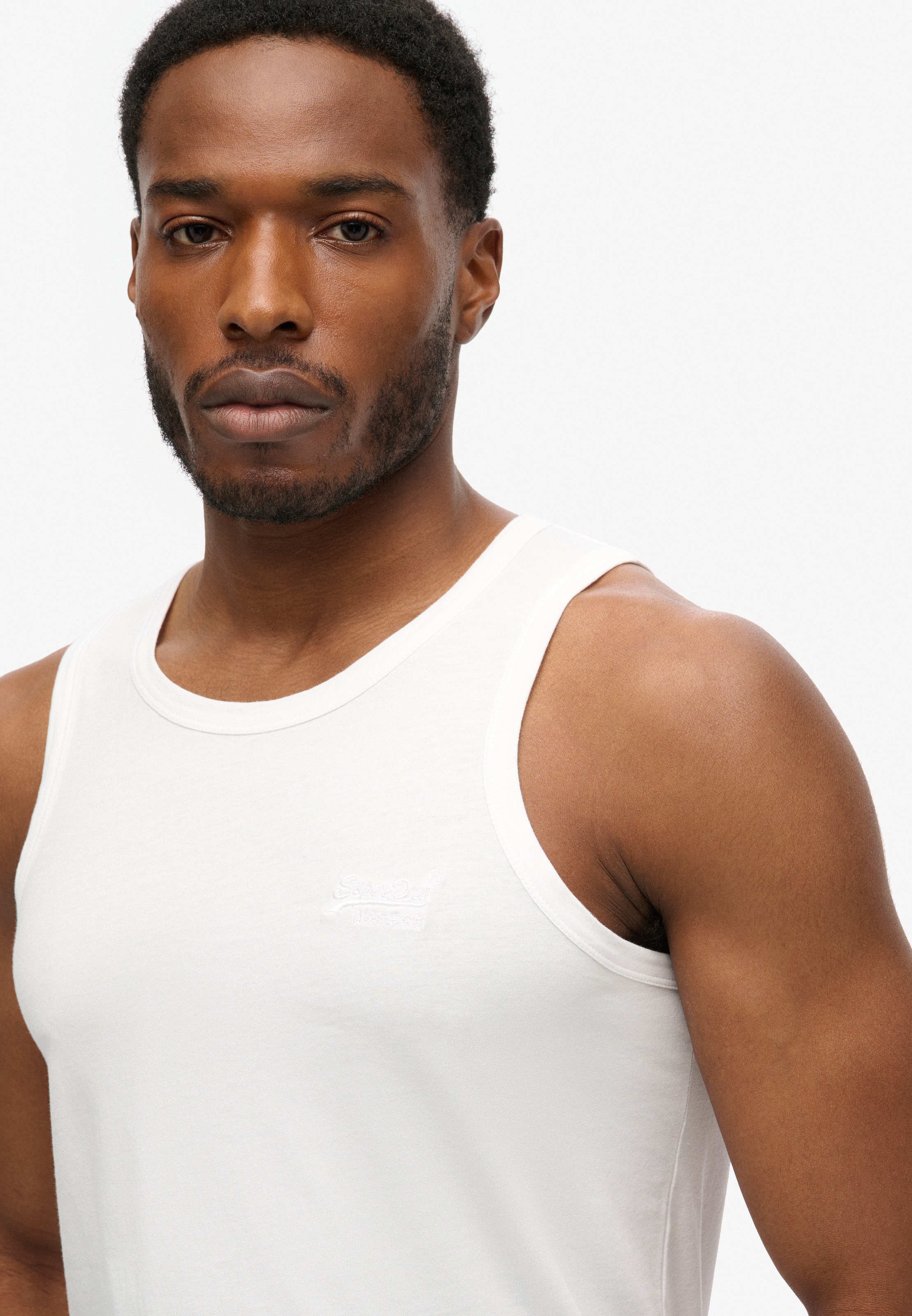 Superdry Tanktop »ESSENTIAL LOGO VEST UB« mit Markenlabel, aus Baumwolle und Single Jersey, Slim Fit, ärmellos