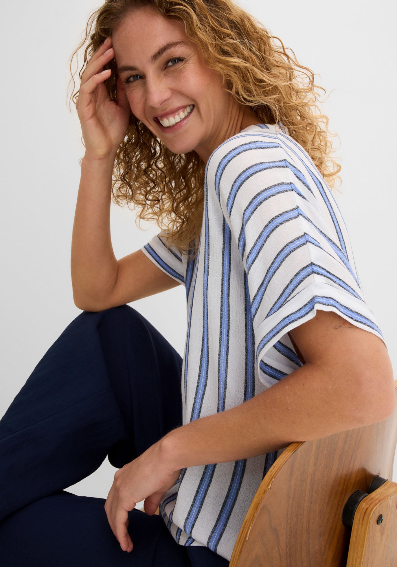 bonprix Blouse chemise avec col montant étroit et encolure en V