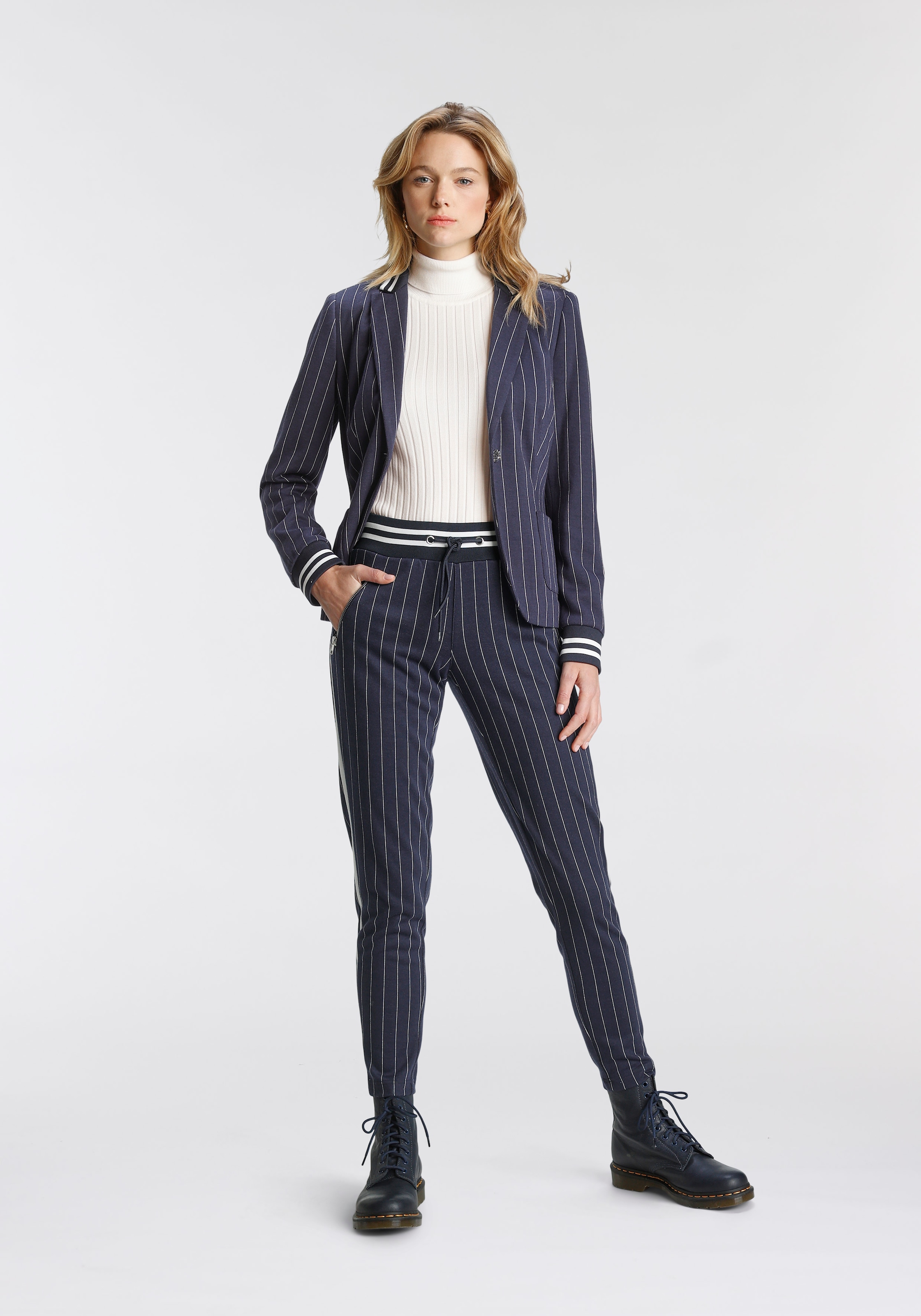 AJC Jogger Pants, im trendigem Retro-Design
