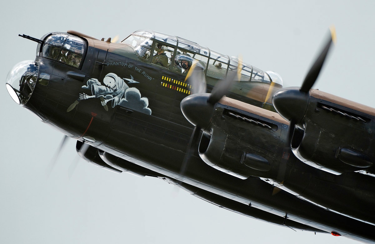 Image of Papermoon Fototapete "Lancaster BBMF Bomber"