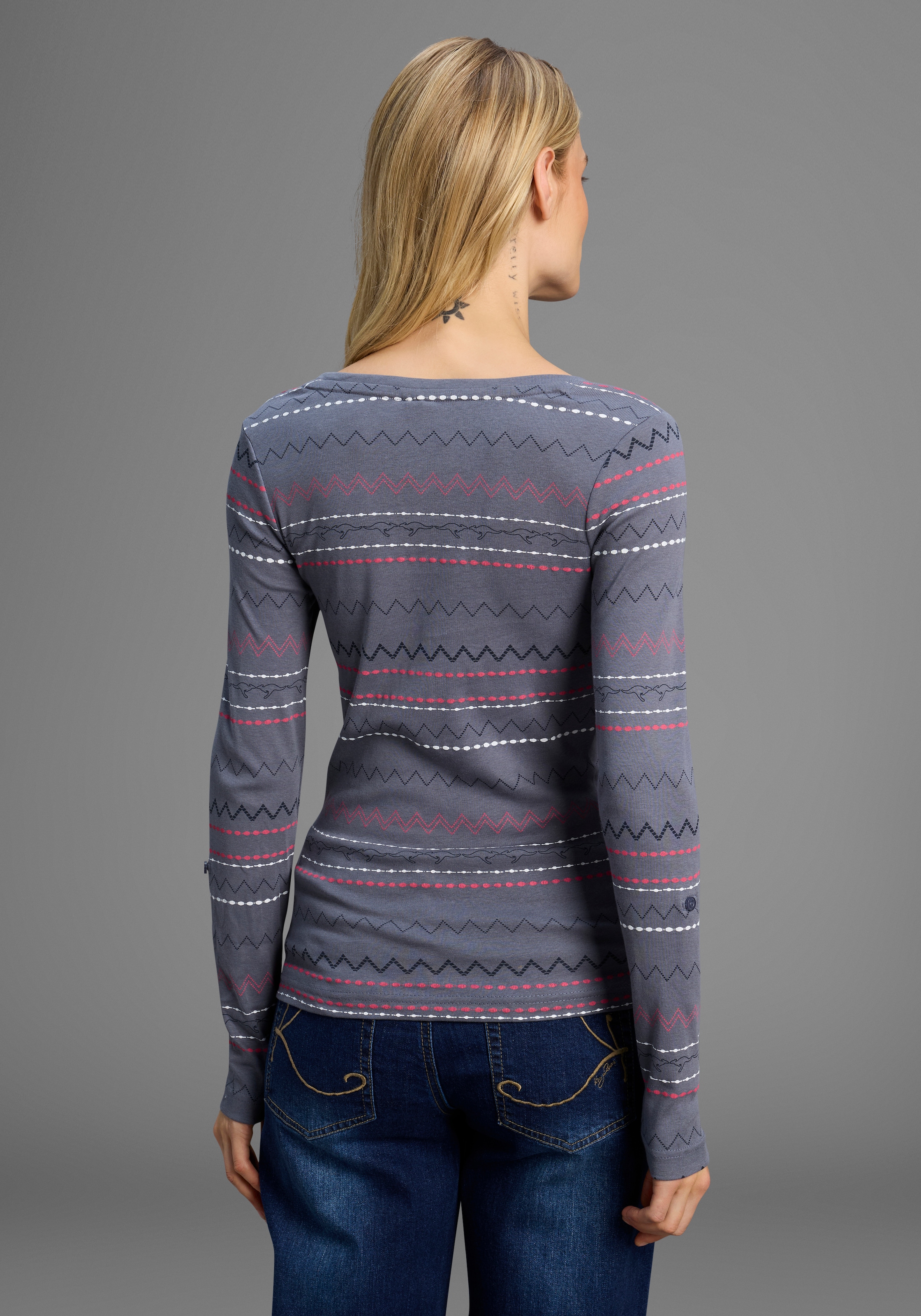 KangaROOS Langarmshirt, sehr figurbetonte Passform, mit Zick-Zack-Muster, aus 100% Baumwolle