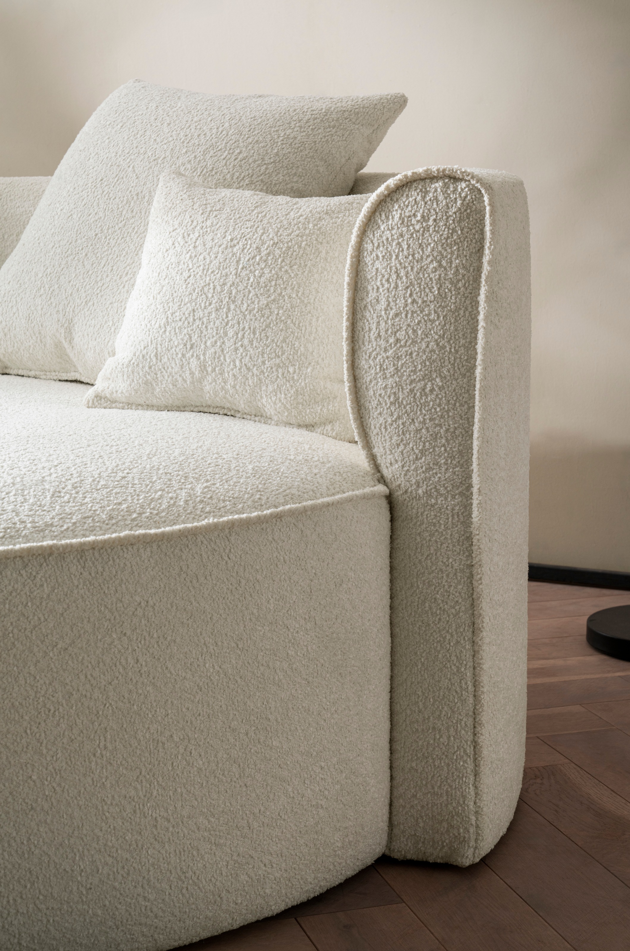 LeGer Home by Lena Gercke 2,5-Sitzer »ISALIE, rundes Loungesofa, mit Kissen, perfekt gepolstert«, moderne Stoffe, mit 4 Zierkissen, extra grosse Sitzfläche
