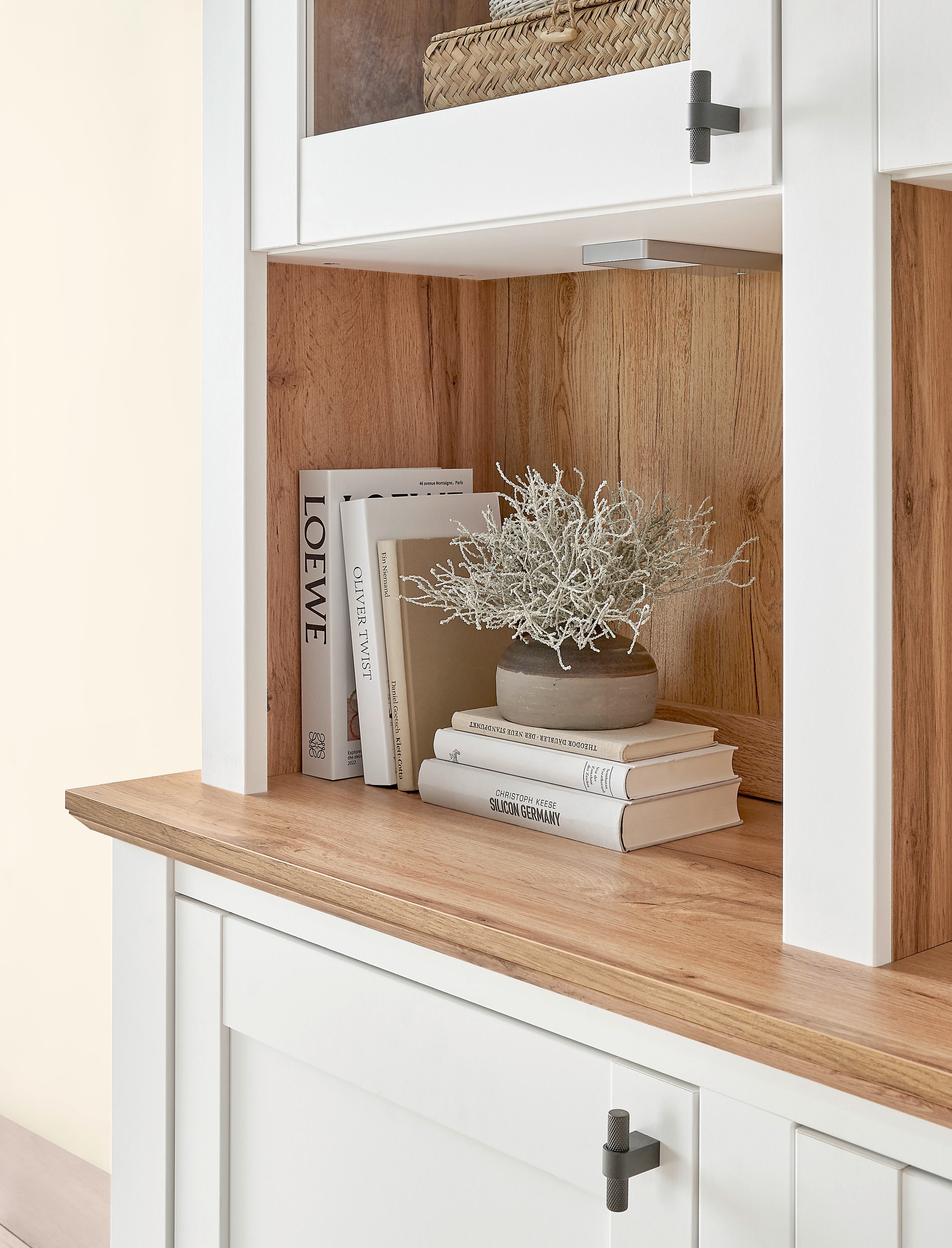 Home affaire Buffet »Bristol, Bücherschrank im Landhausstil, moderner Hochschrank« schwarze Metallgriffe, elegante Kranzoptik, mit Beleuchtung