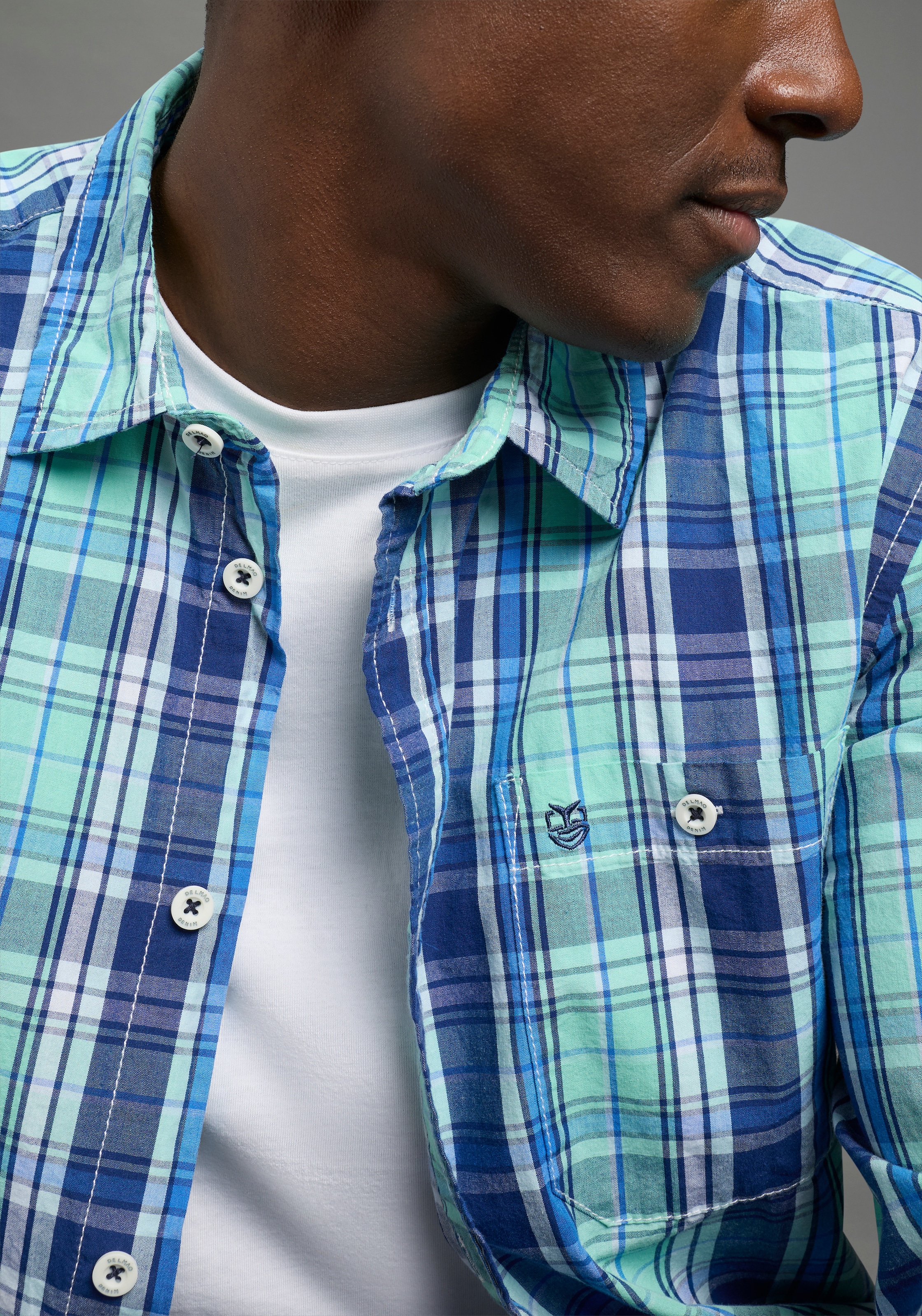 DELMAO Chemise à carreaux Langarm mit Ärmelschlitz, aus Baumwolle, taillierte Passform