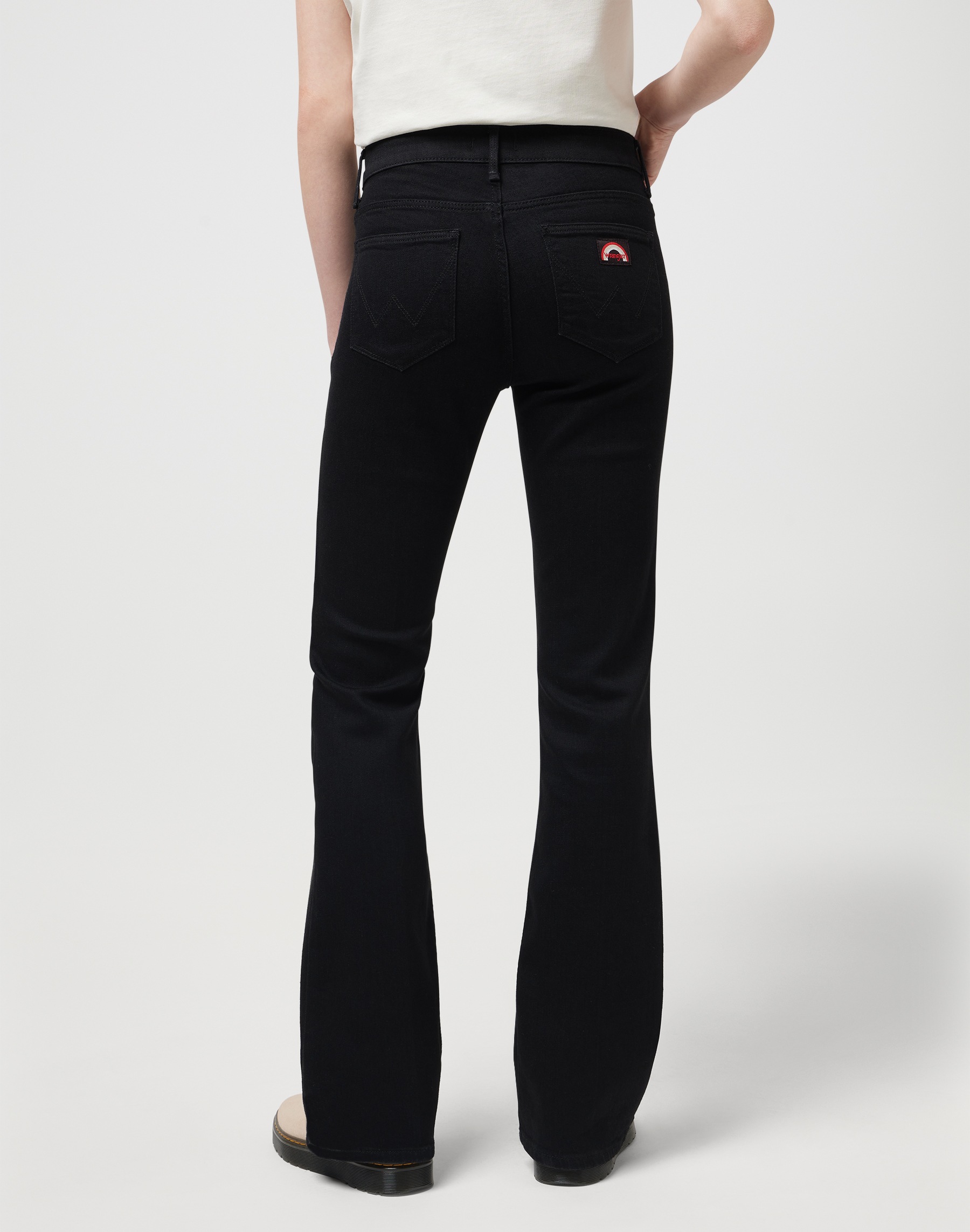 Wrangler "Flare" im Retro-Design mit ausgestelltem Bein