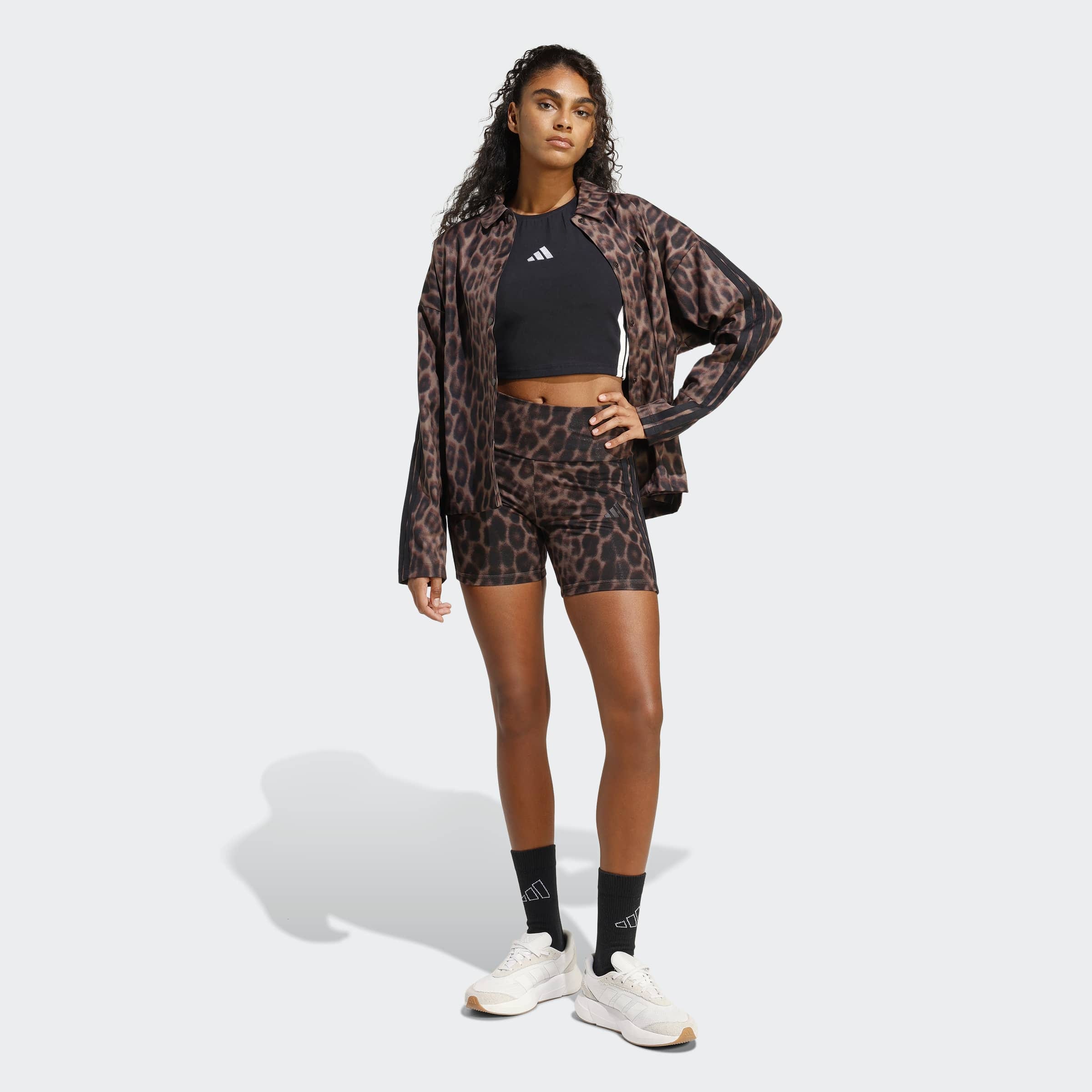 adidas Sportswear Short »SEASONAL ESSENTIALS BIKER MIT LEOPARDENPRINT UND 3-STREIFEN«