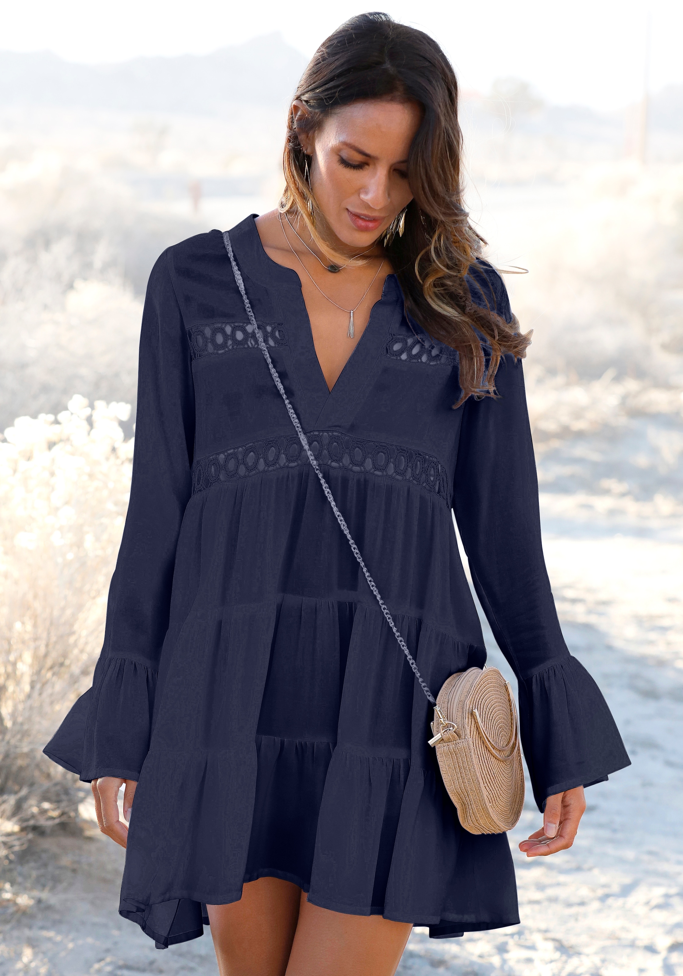 Image of LASCANA Longbluse "in weiter Form mit Spitzeneinsätzen" Tunika in A-Form, lockeres Blusenkleid, elegantes Strandkleid