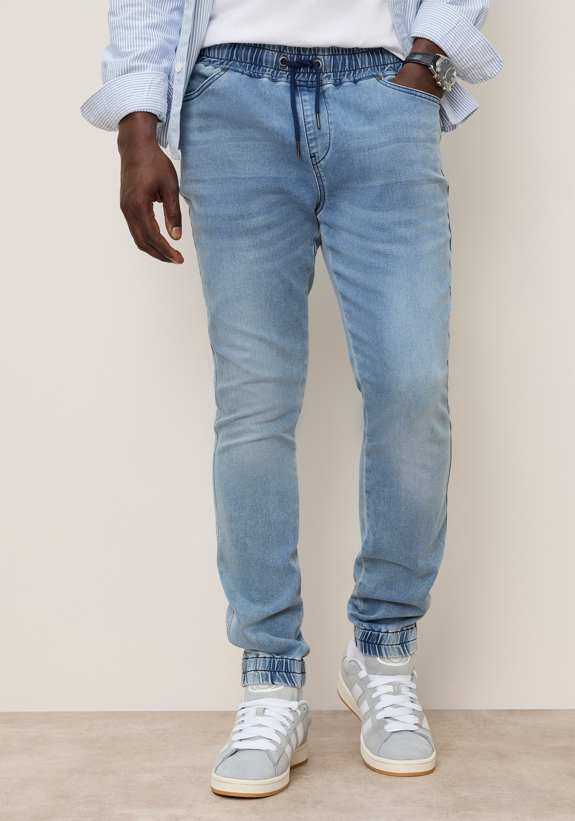 DELMAO Jogg Pants mit Eingrifftaschen und Gesässtaschen, Comfort Fit, gerader Beinverlauf