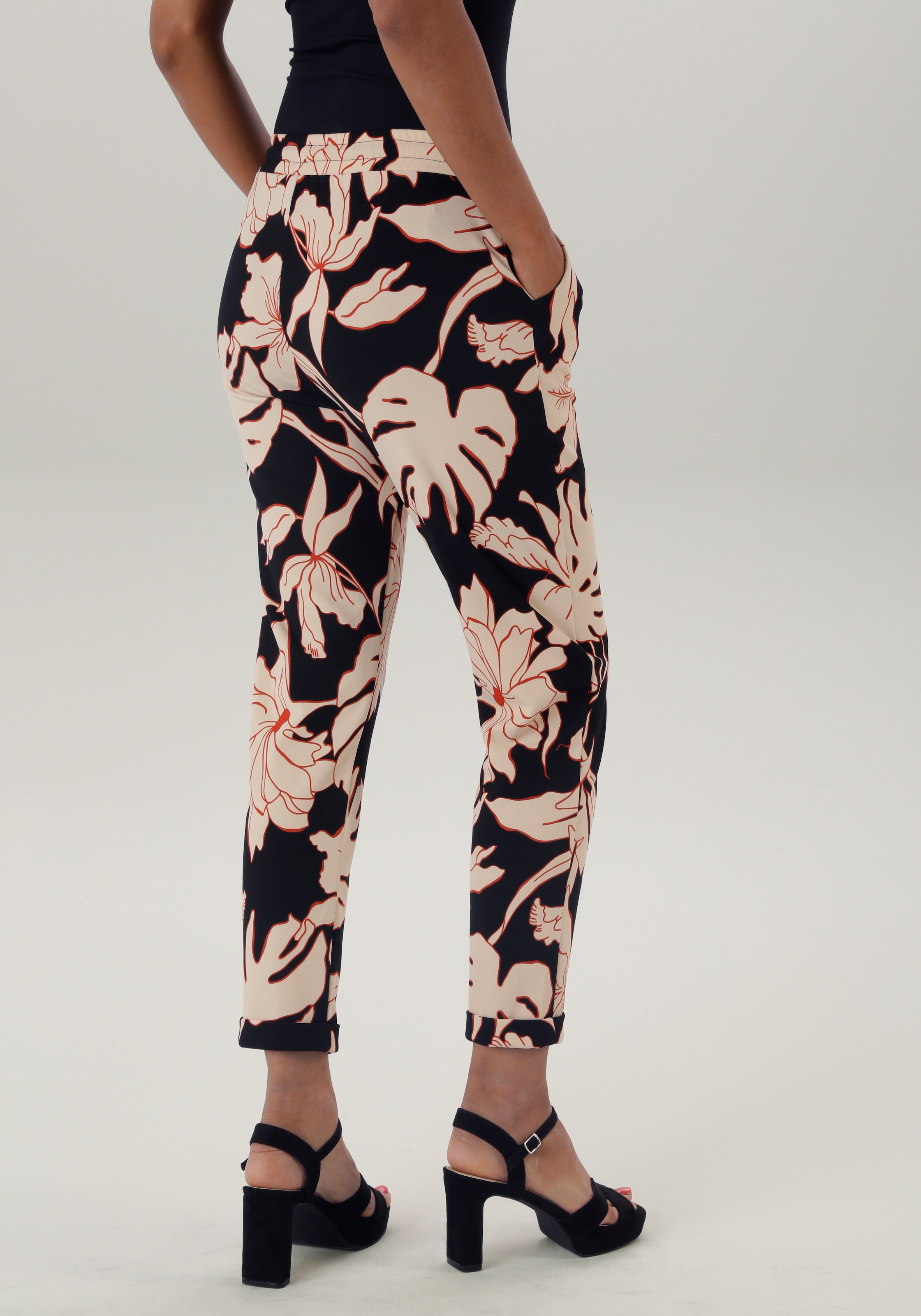 Aniston SELECTED Schlupfhose, mit grossflächigem und abstraktem Blumenmuster