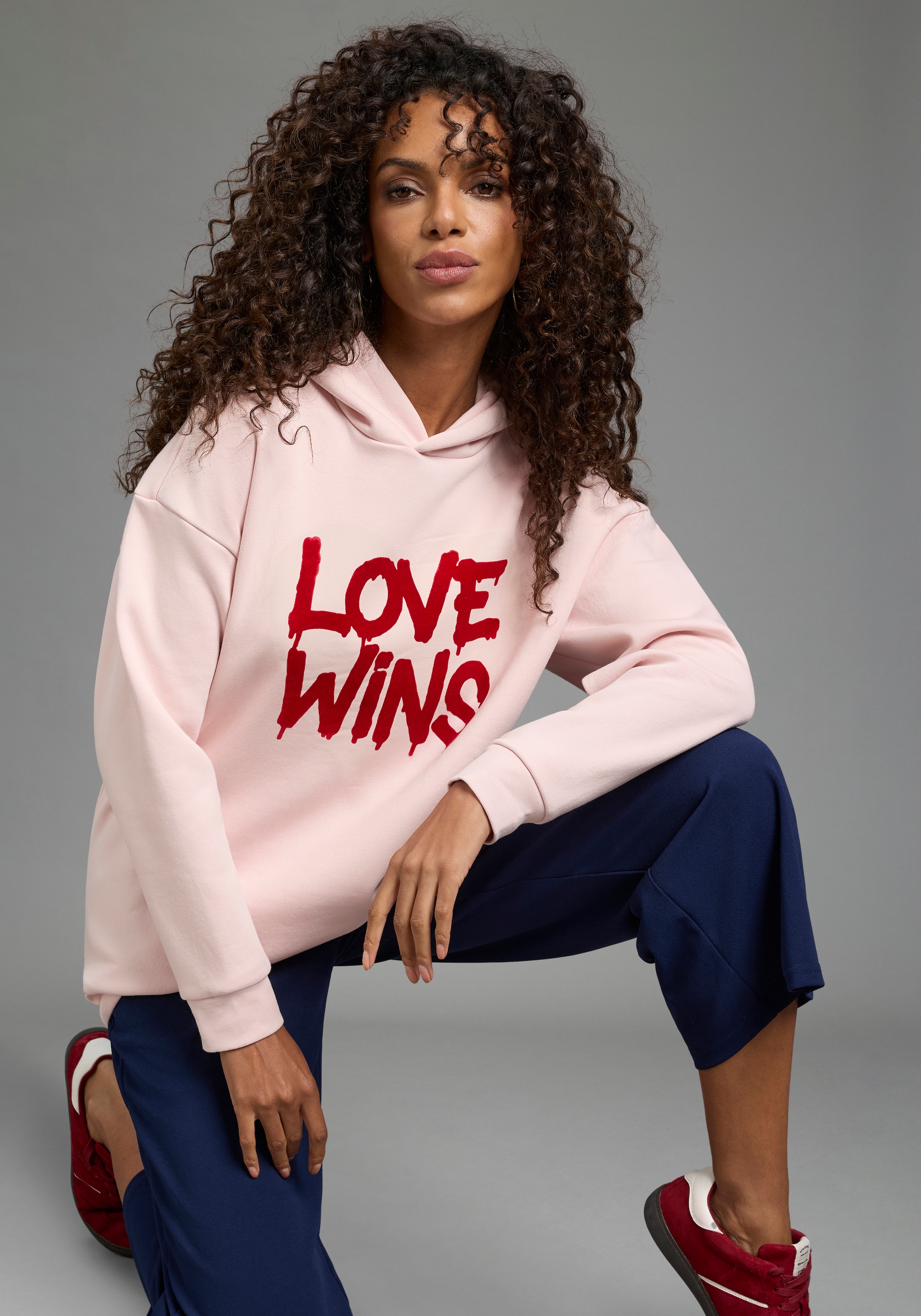 Image of Laura Scott Kapuzensweatshirt, in kuschliger Sweatware und samtigen Frontdruck