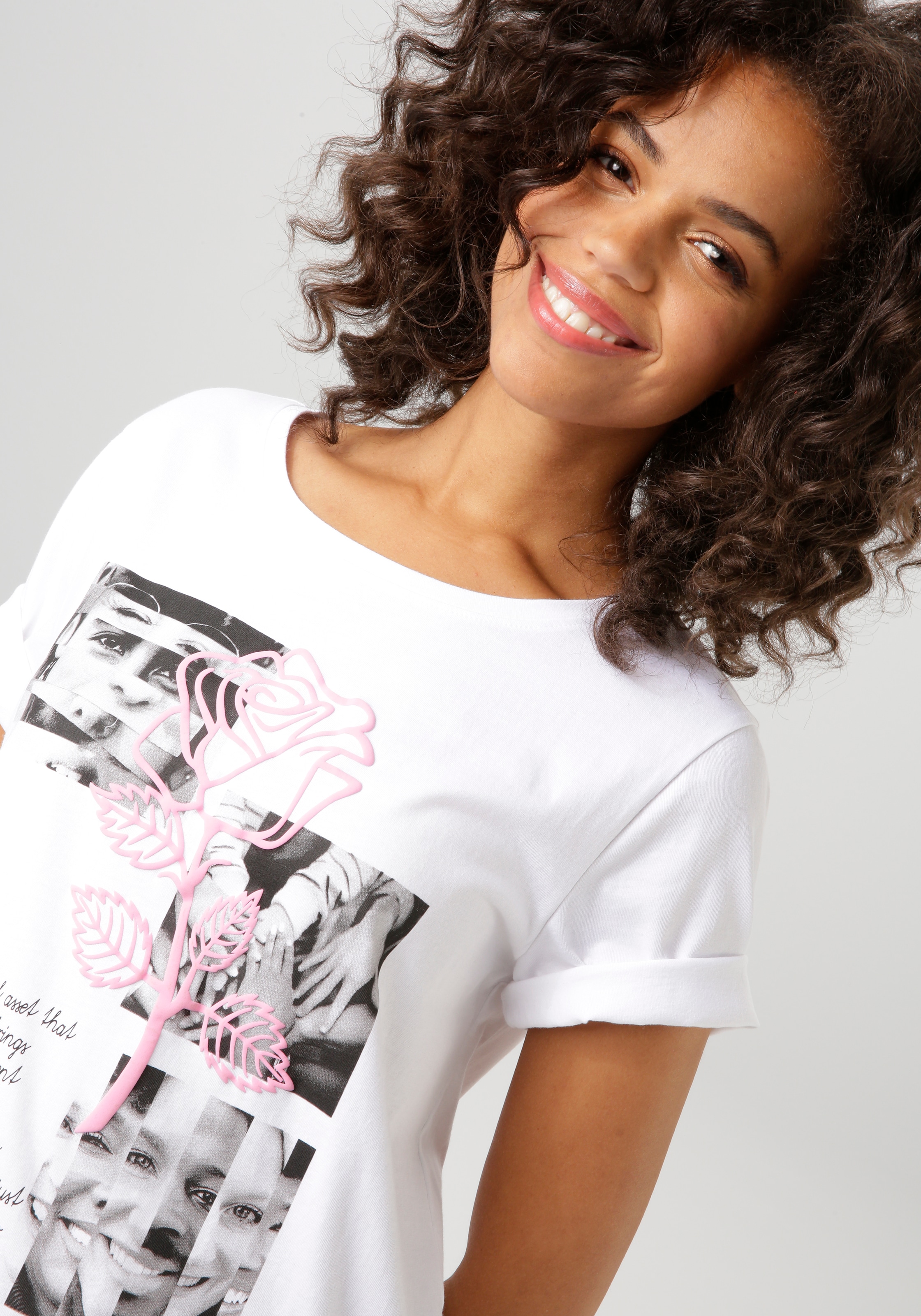 Aniston CASUAL T-Shirt, mit Rose verzierter Diversity-Frontprint