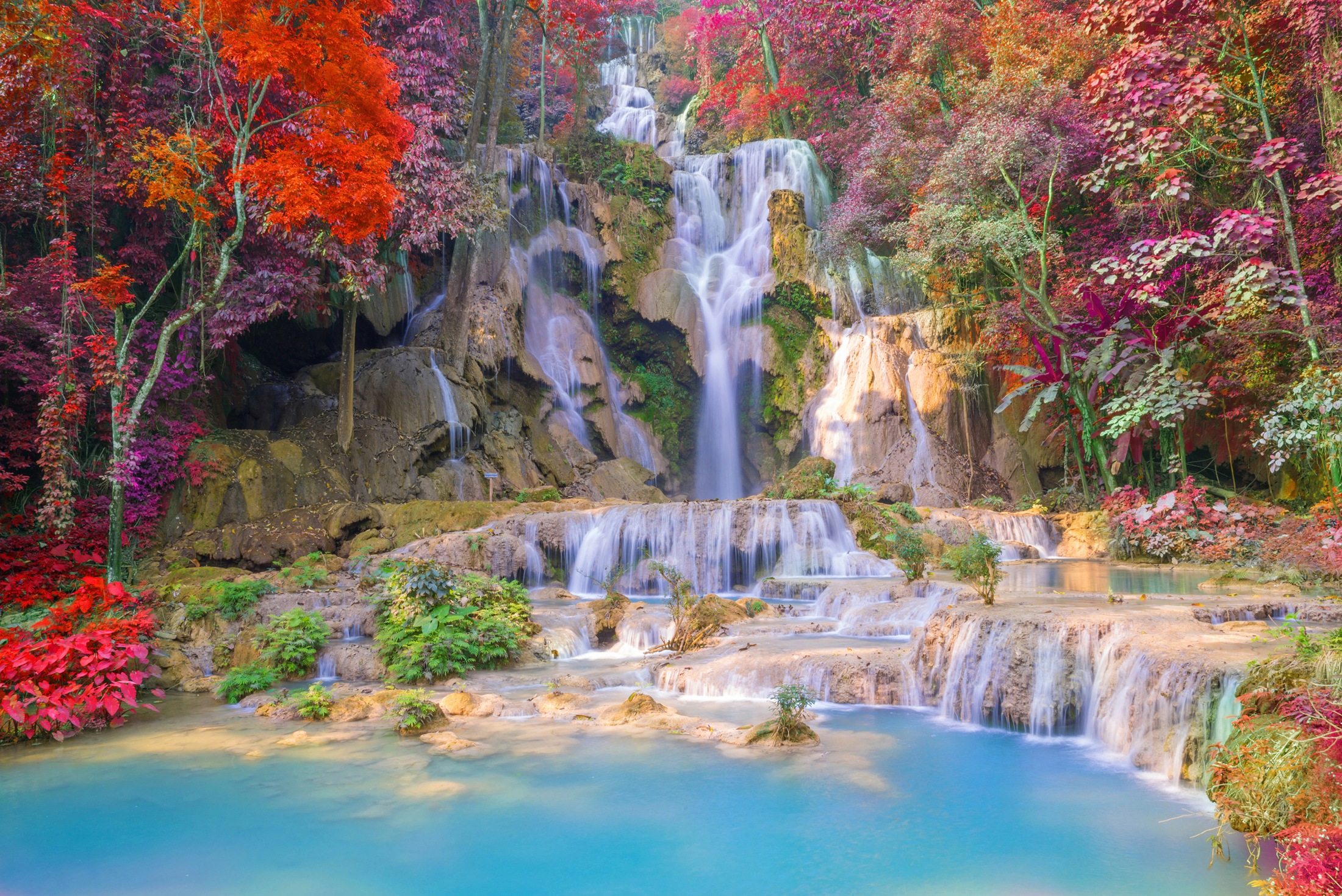 Papermoon Fototapete »WASSERFALL-BÄUME FLUSS SEE STEINE BLUMEN BERGE HERBST«