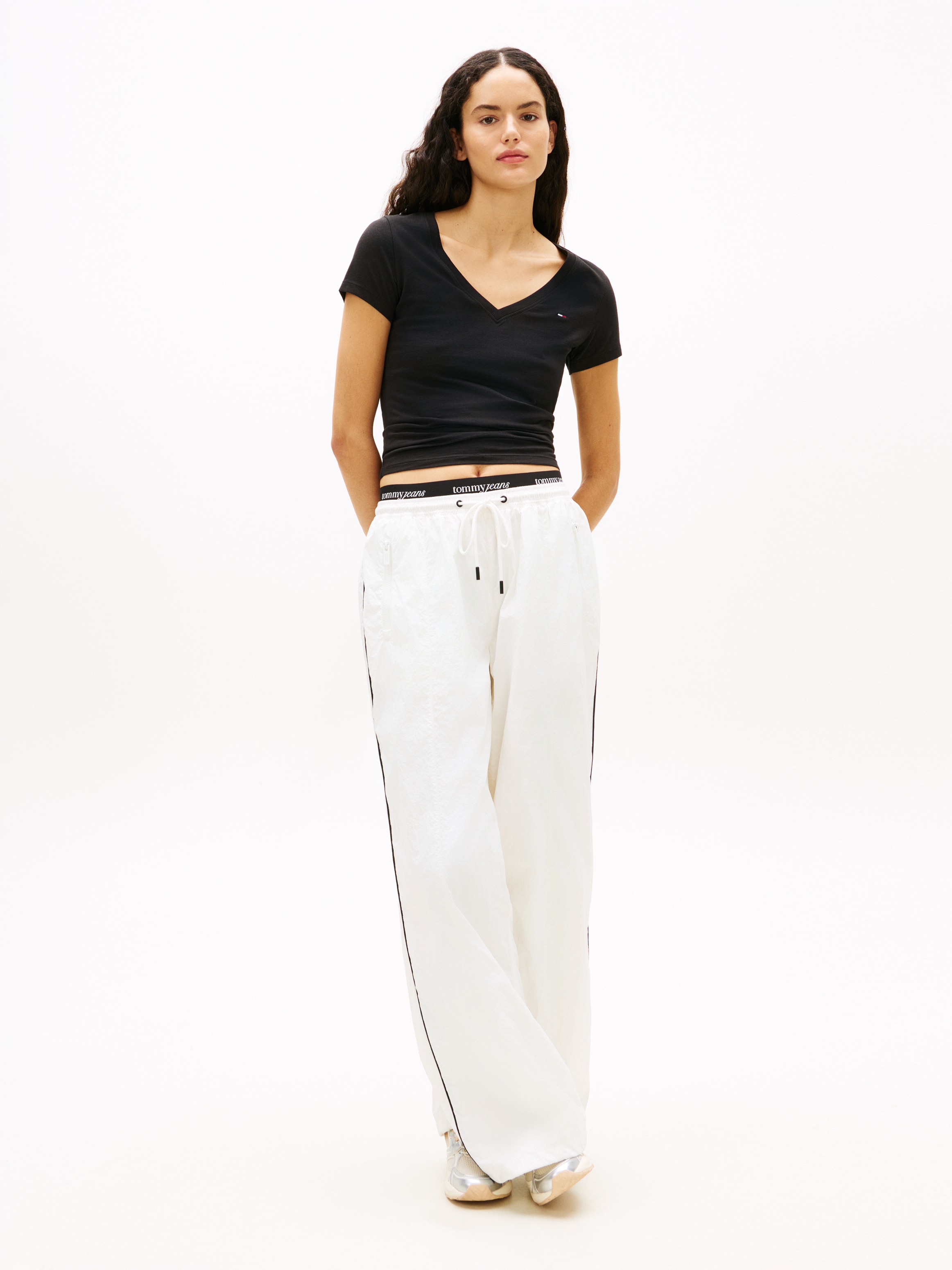 Tommy Jeans Kurzarmshirt »TJW SLIM V-NECK TEE« mit Logo-Stickerei