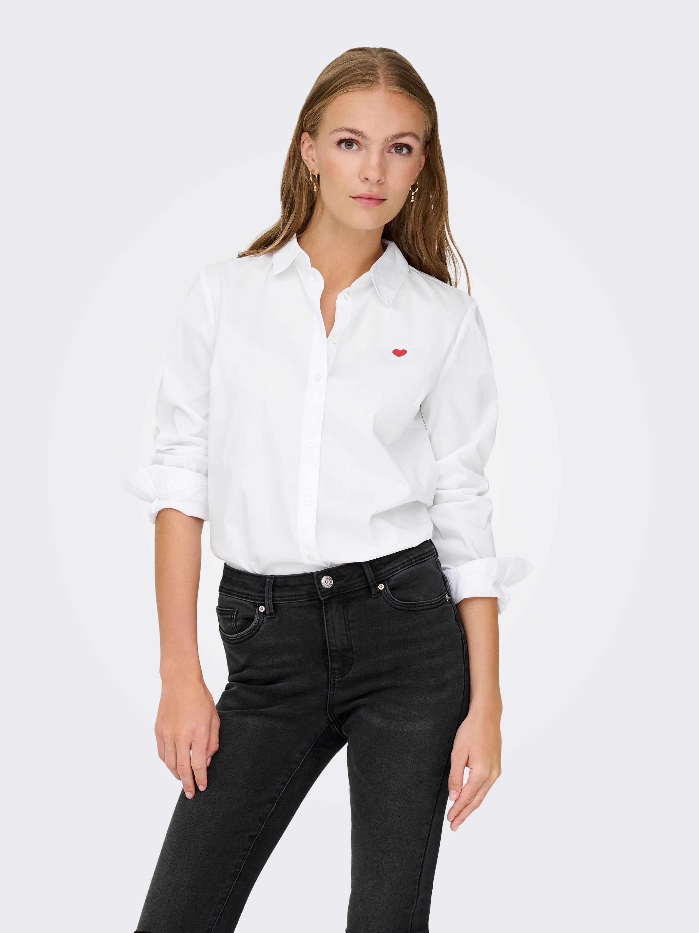 Image of JDY Hemdbluse "JDYMIO L/S EMBROIDERY SHIRT WVN NOOS" in klassischer Form mit kleiner Bruststickerei