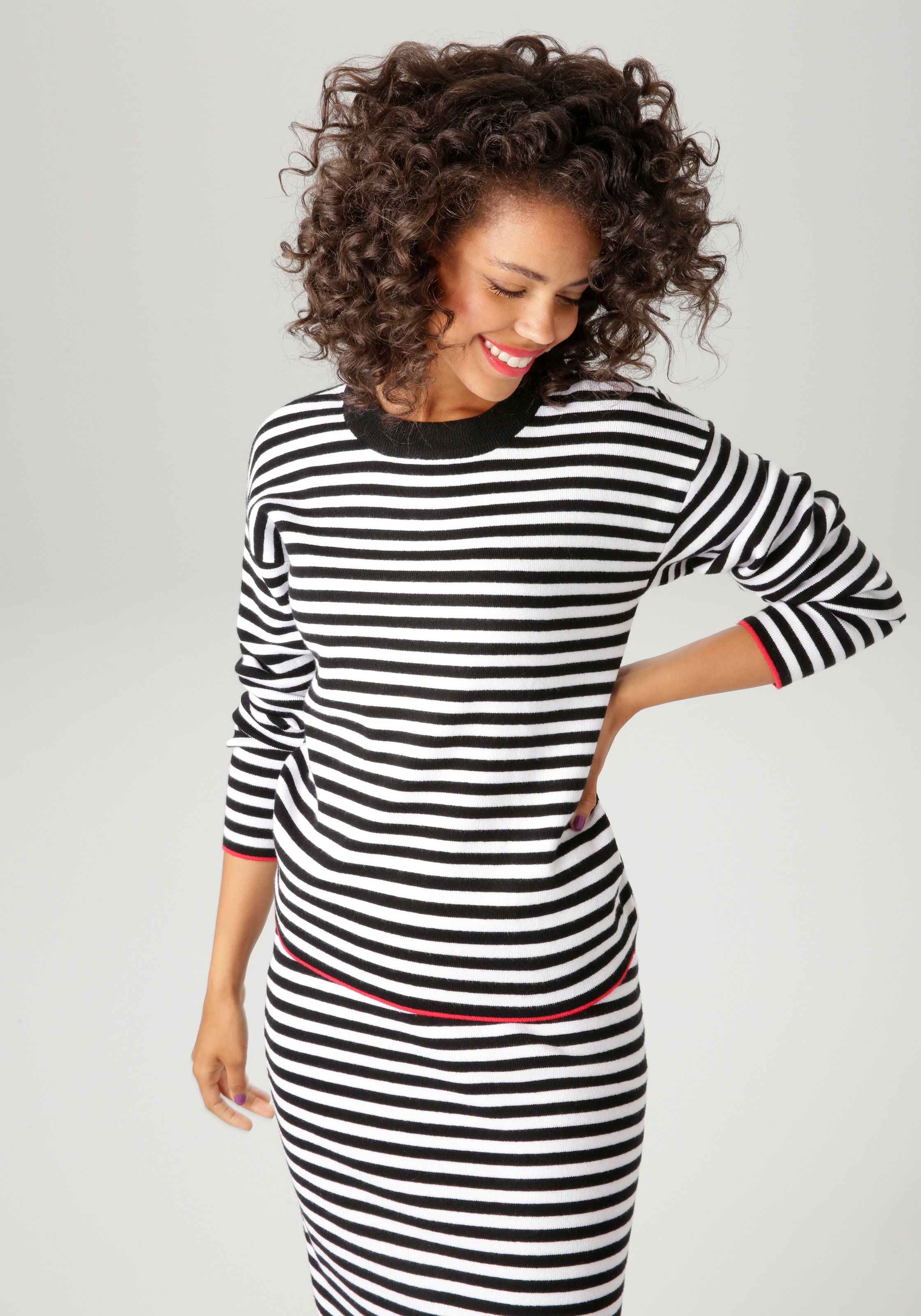 Image of Aniston CASUAL Strickpullover mit roten Farbakzenten am Saum und den Ärmeln