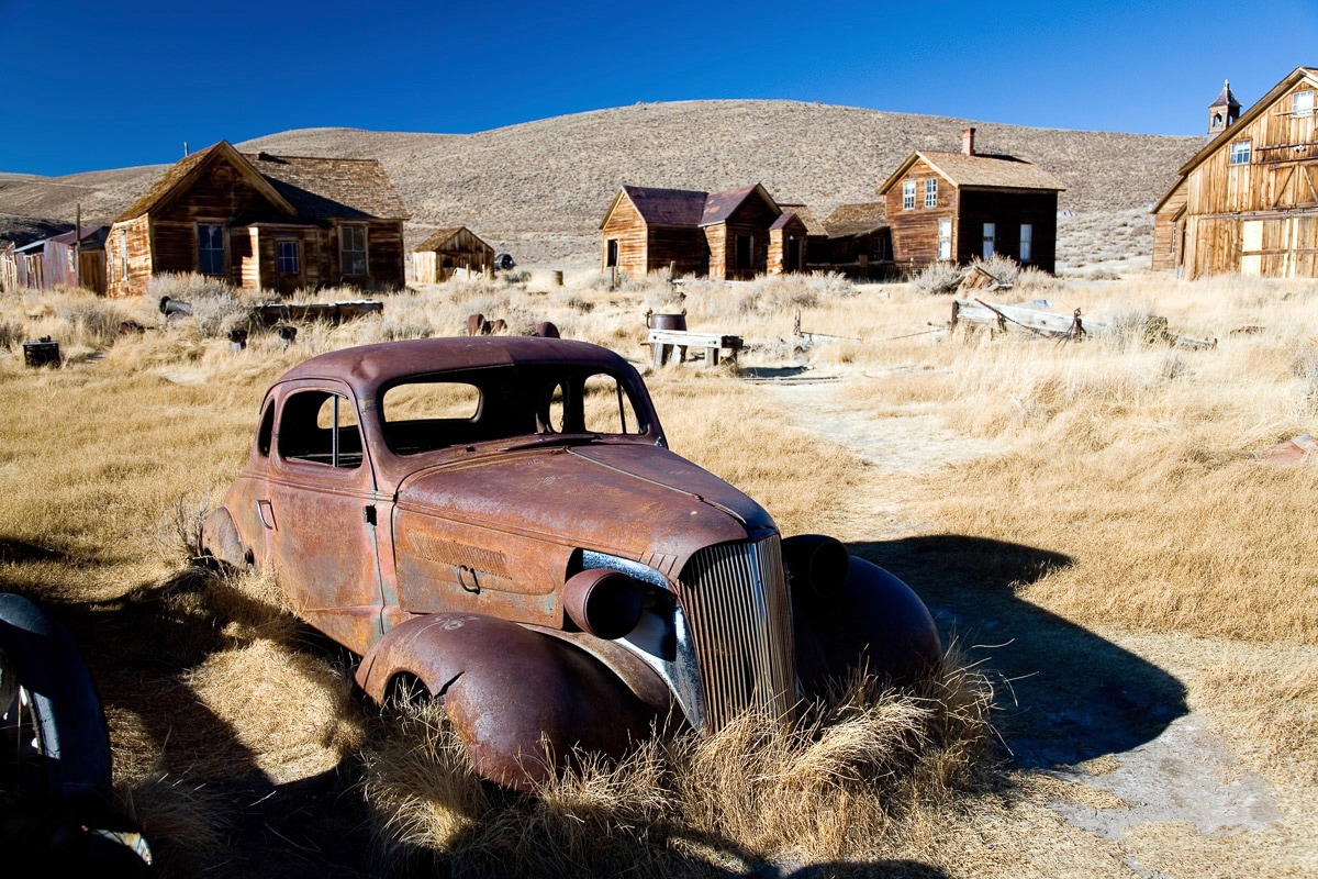 Image of Papermoon Fototapete "Autowrack in Geisterstadt"