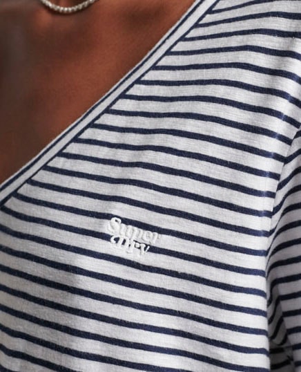 Superdry V-Shirt »STUDIOS SLUB EMB VEE TEE«, strukturiertes T-Shirt mit V-Ausschnitt und Stickerei