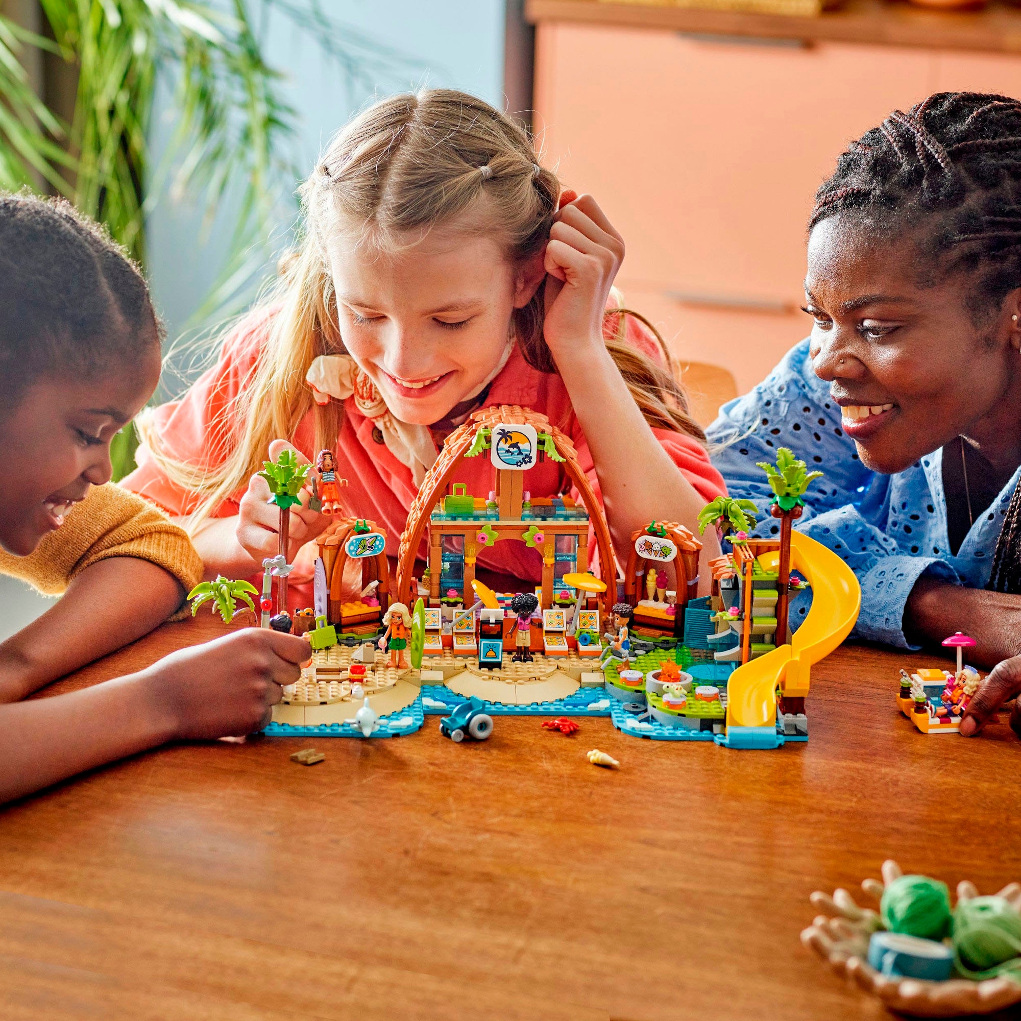 LEGO® Konstruktionsspielsteine »Familienurlaub im Strandresort (42673), LEGO Friends« Made in Europe