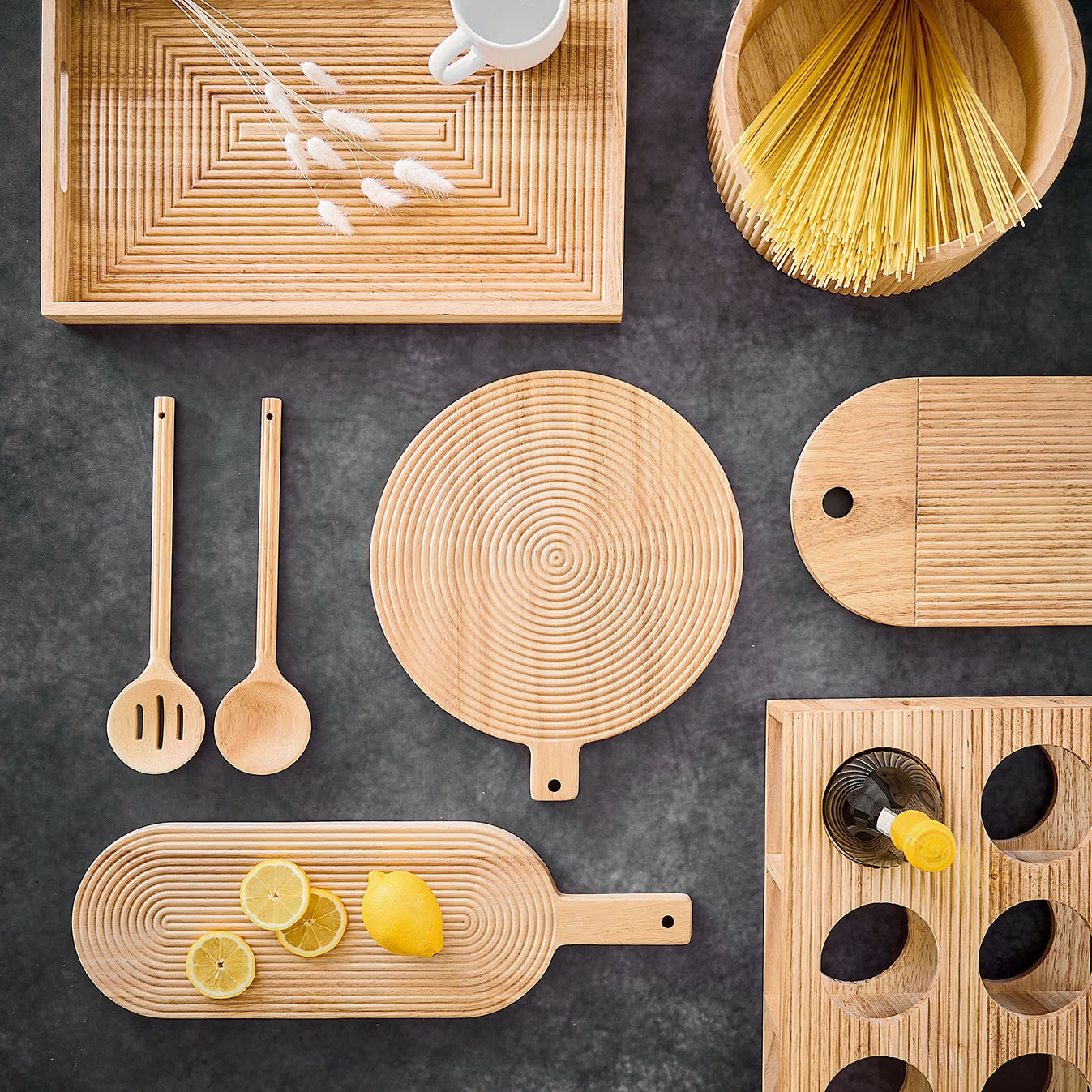 Zeller Present Schneidebrett »Schneidebrett m. Griff "Stripes", Gummibaum« schöne, strukturierte Oberfläche