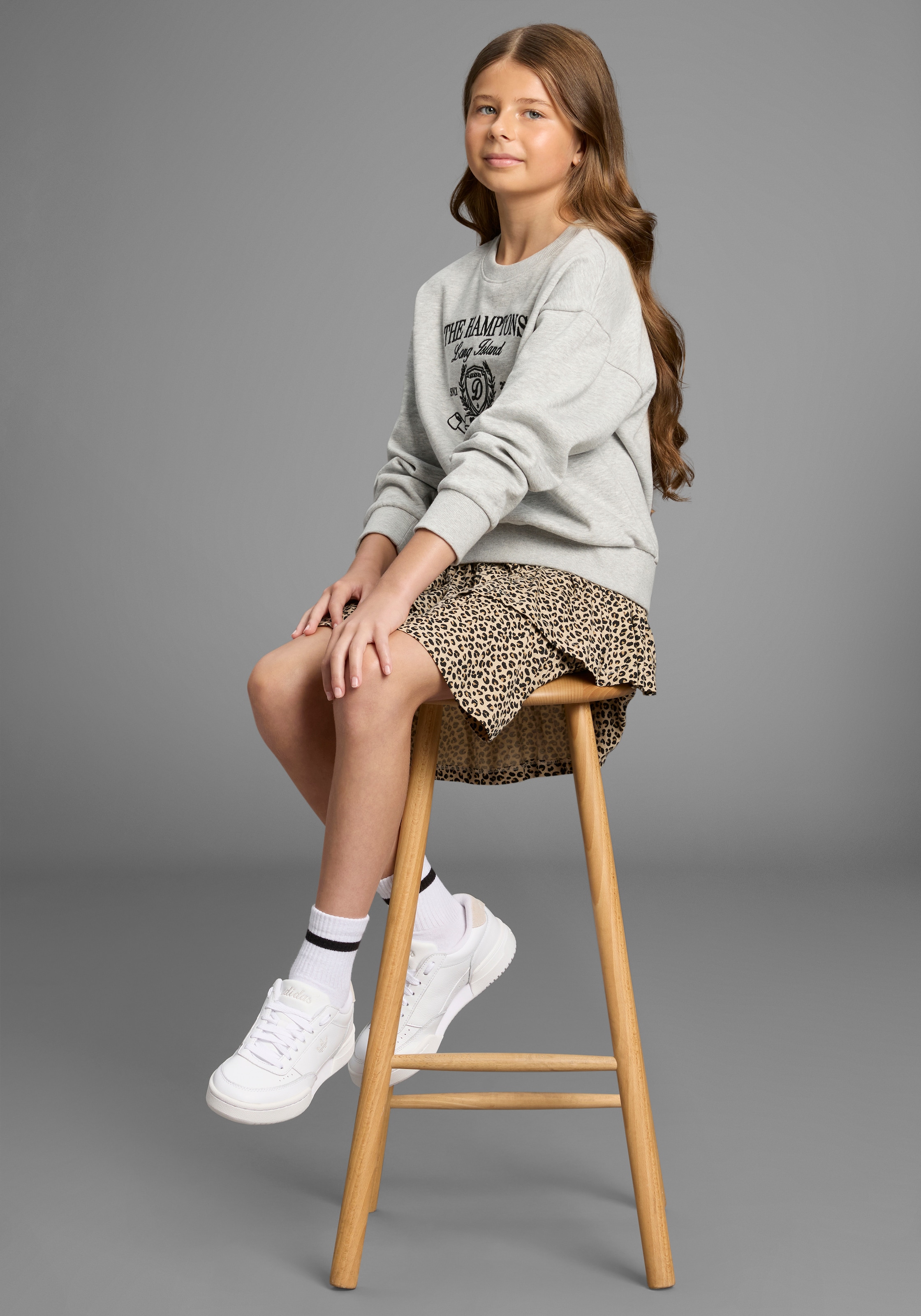 KIDSWORLD Sweatshirt »Sweatshirt mit hochwertiger Stickerei«, Mit grosser Stickerei
