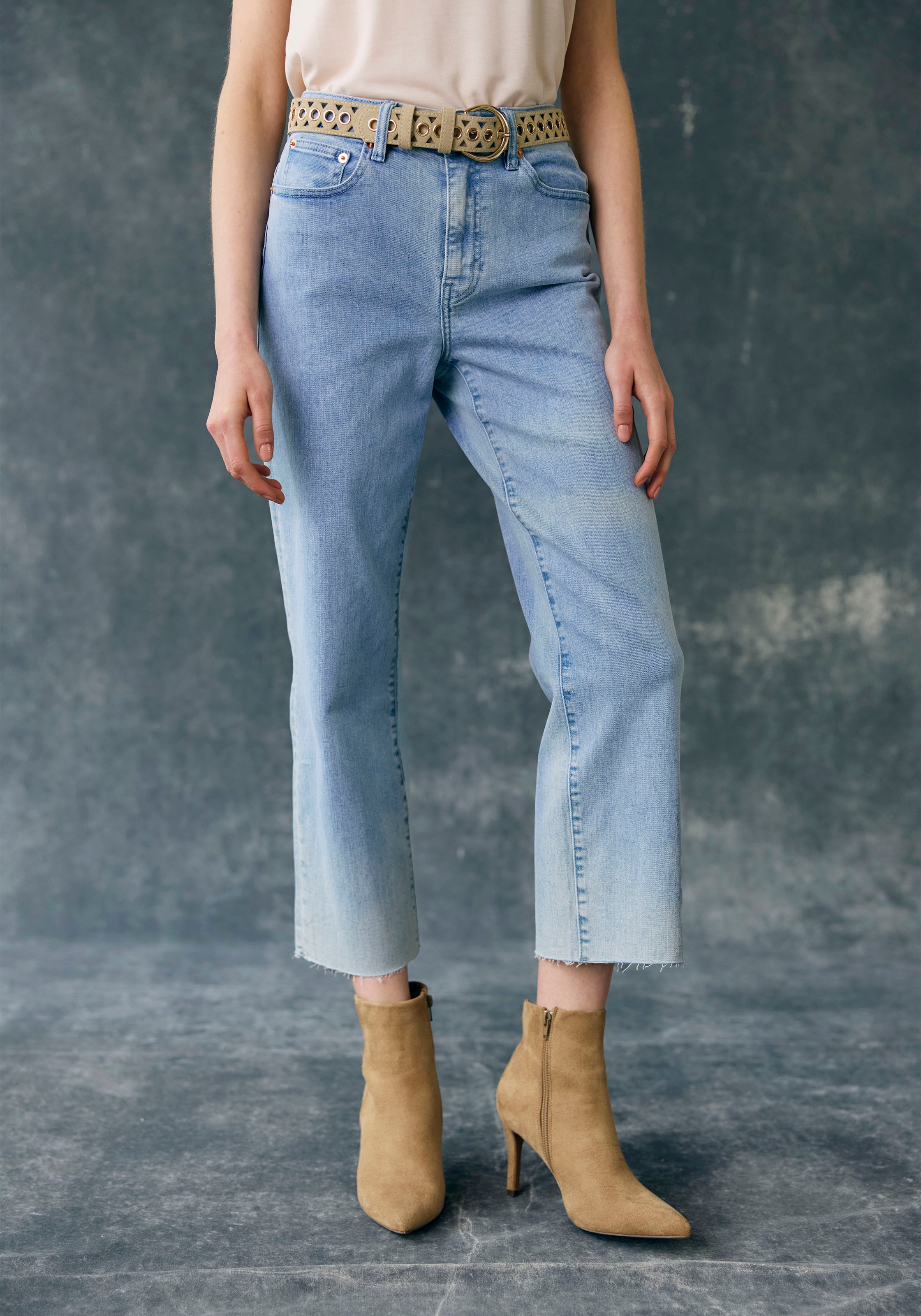 Image of Buffalo Weite Jeans mit leicht ausgefranstem Beinabschluss, Culotte Jeans in 7/8-Länge