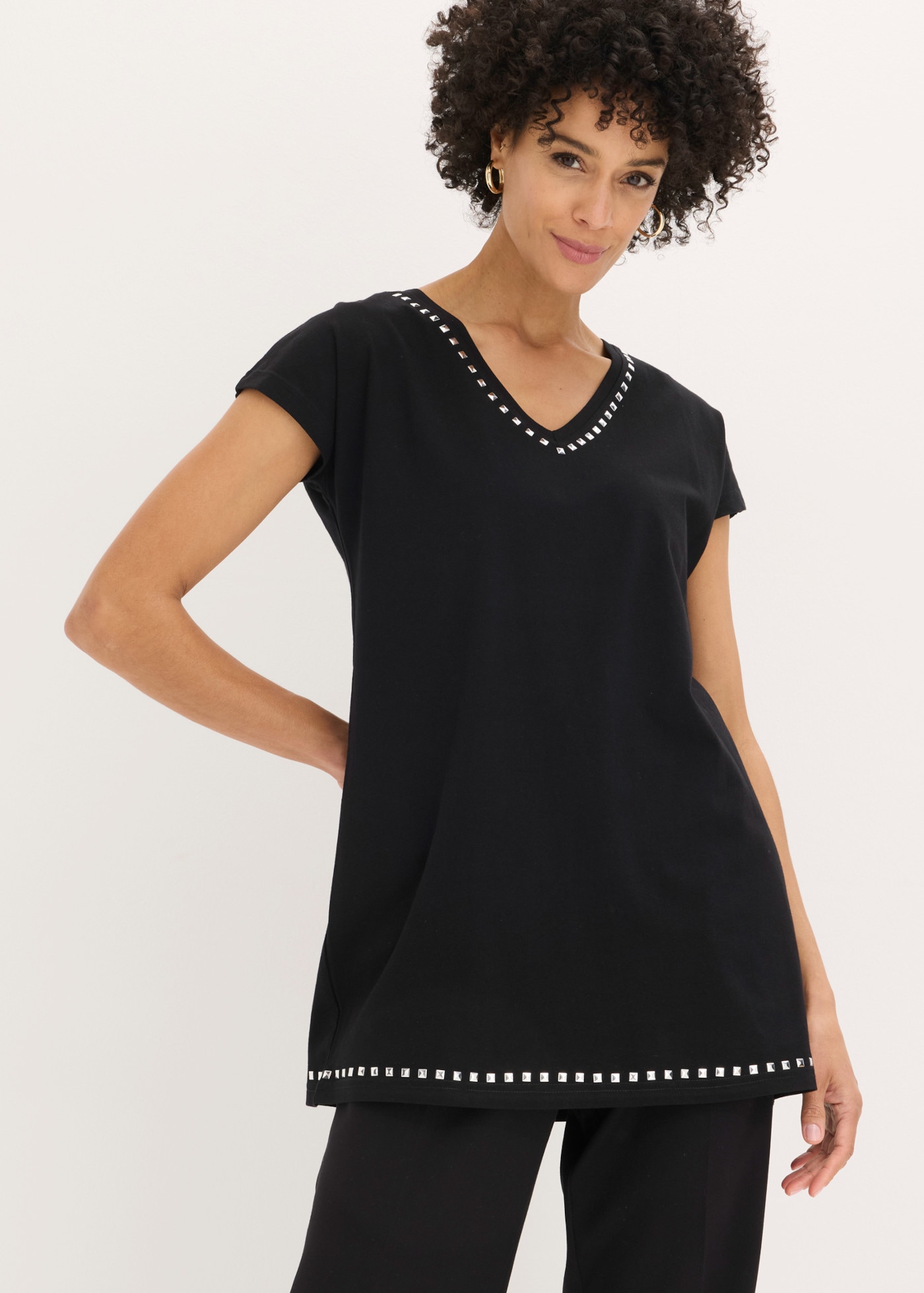 Image of bonprix Longshirt bequeme Passform, mit Nietenapplikation, Kurzarm-Design
