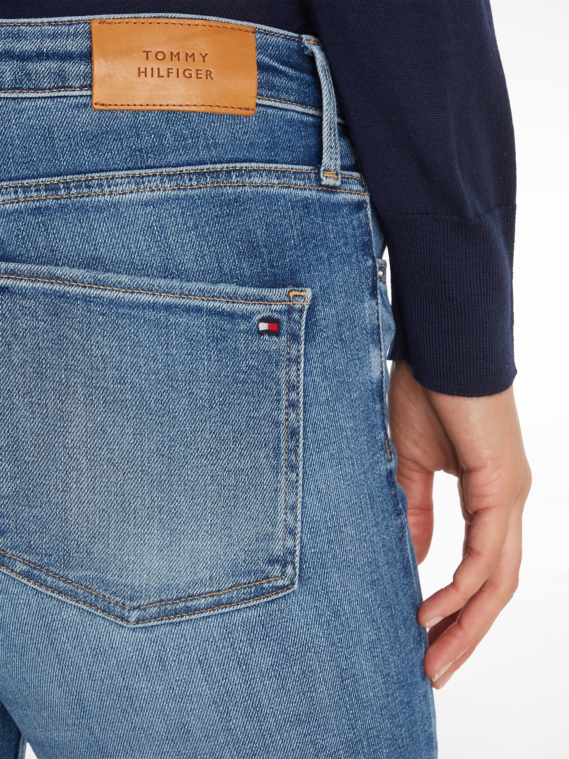 Tommy Hilfiger Bootcut-Jeans »BOOTCUT HW LEO«, mit Tommy Hilfiger Logo-Badge