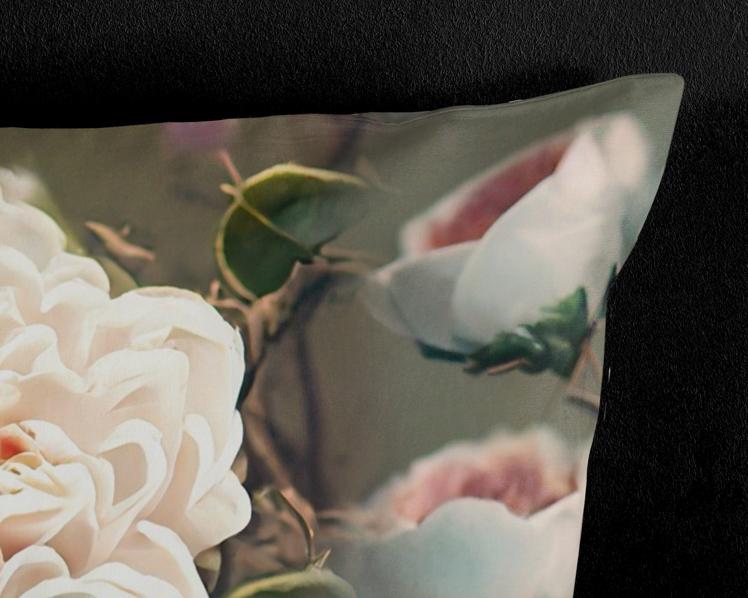 PURE luxury collection Wendebettwäsche »White Roses«, Mikrofaser, 135x200, 2 Teilig, Wendeoptik, Weisse Rosen, Blumen, grün