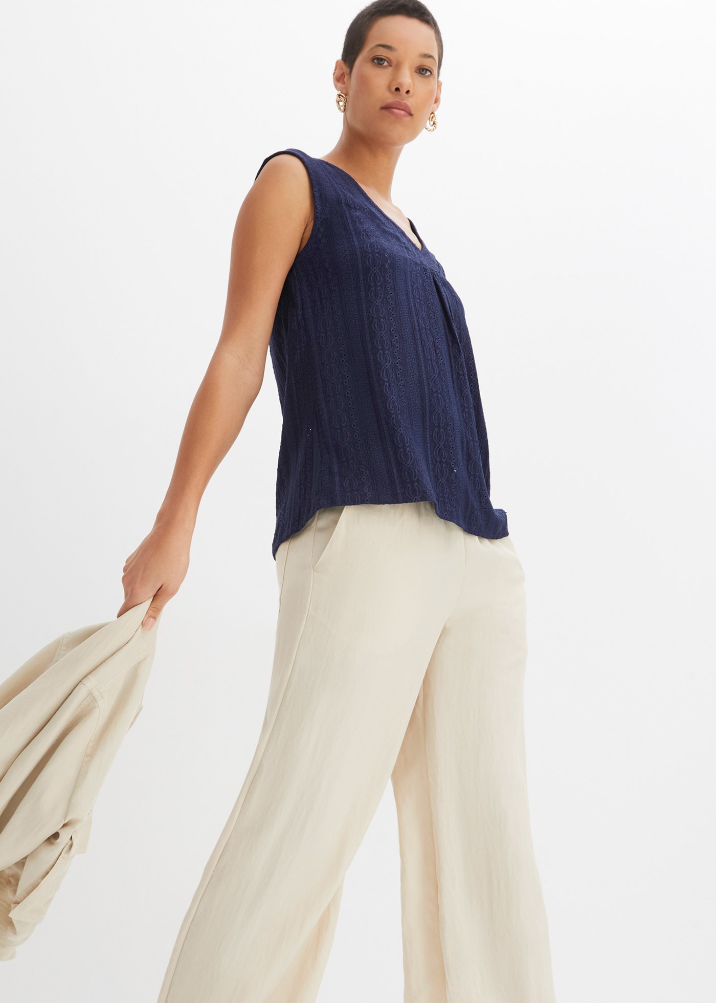 bonprix Top chemisier 1 bequeme Passform, ohne Ärmel, mit Lochstickerei