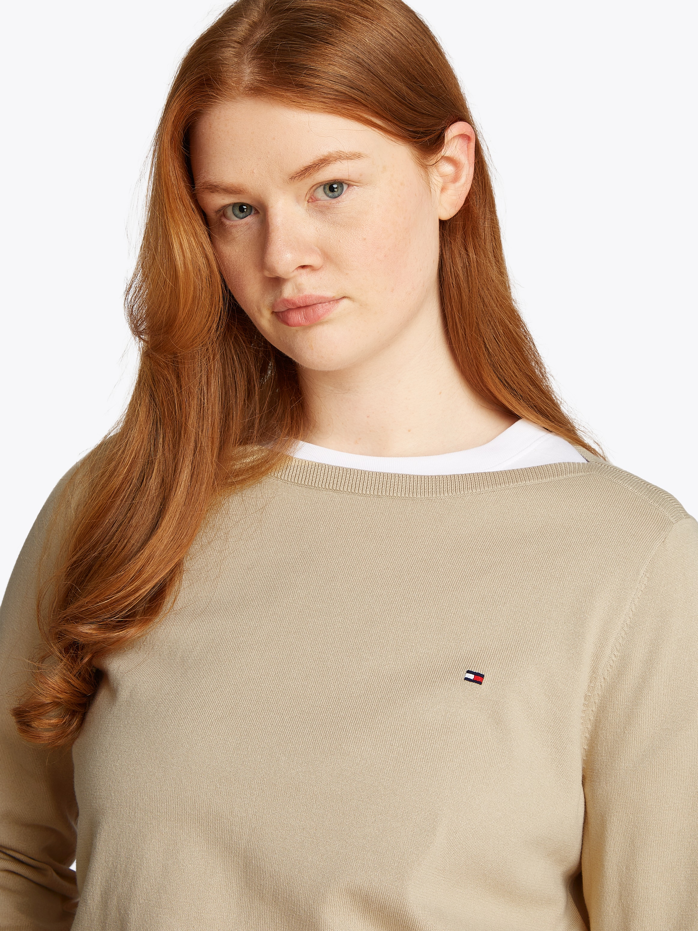 Tommy Hilfiger Curve Strickpullover »CRV CO JERSEY STITCH LS B-NK SWT«, in Grossen Grössen, Logostickerei